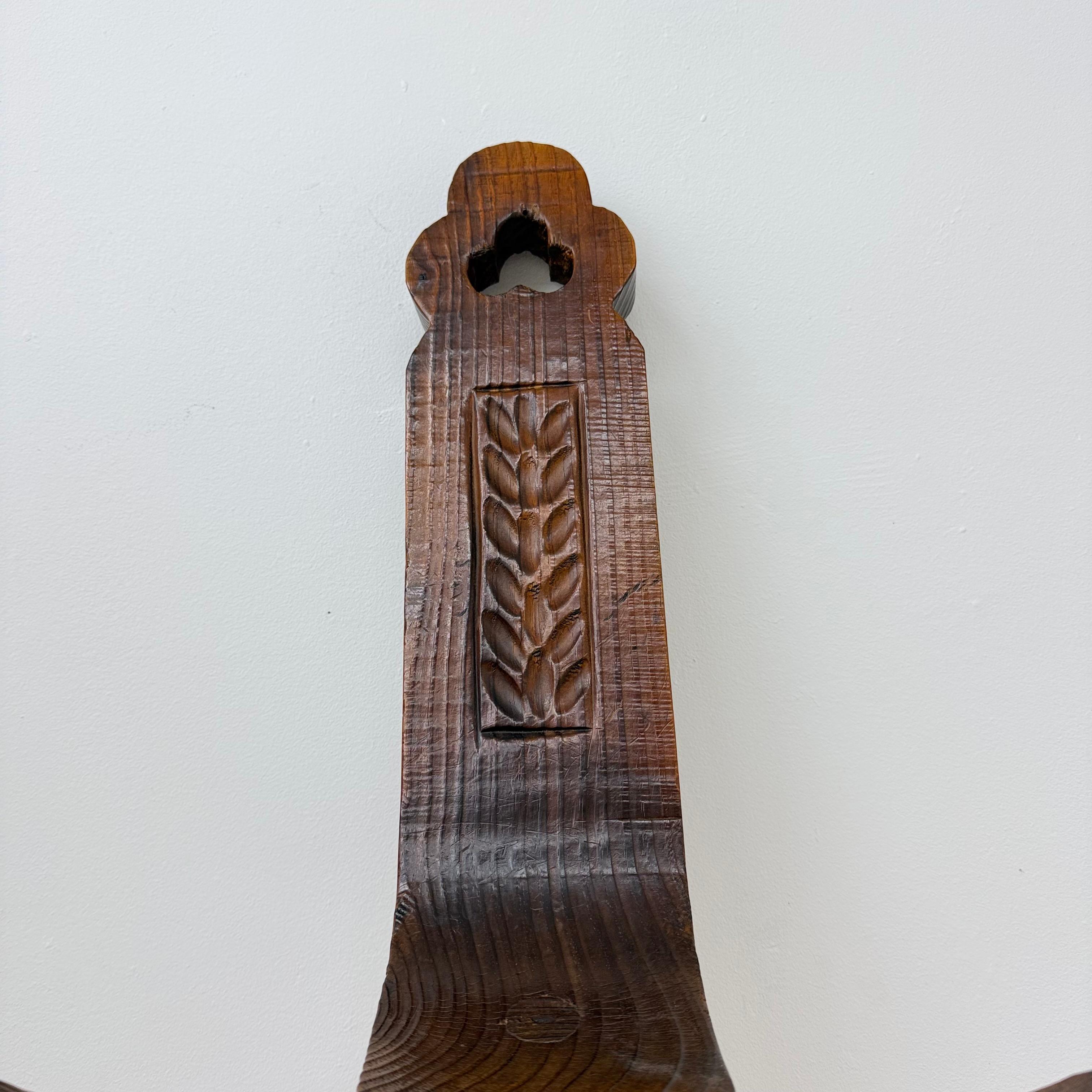 Brutalist hand carved oak Spanish tripod chair , 1970s In Good Condition For Sale In Delft, NL
