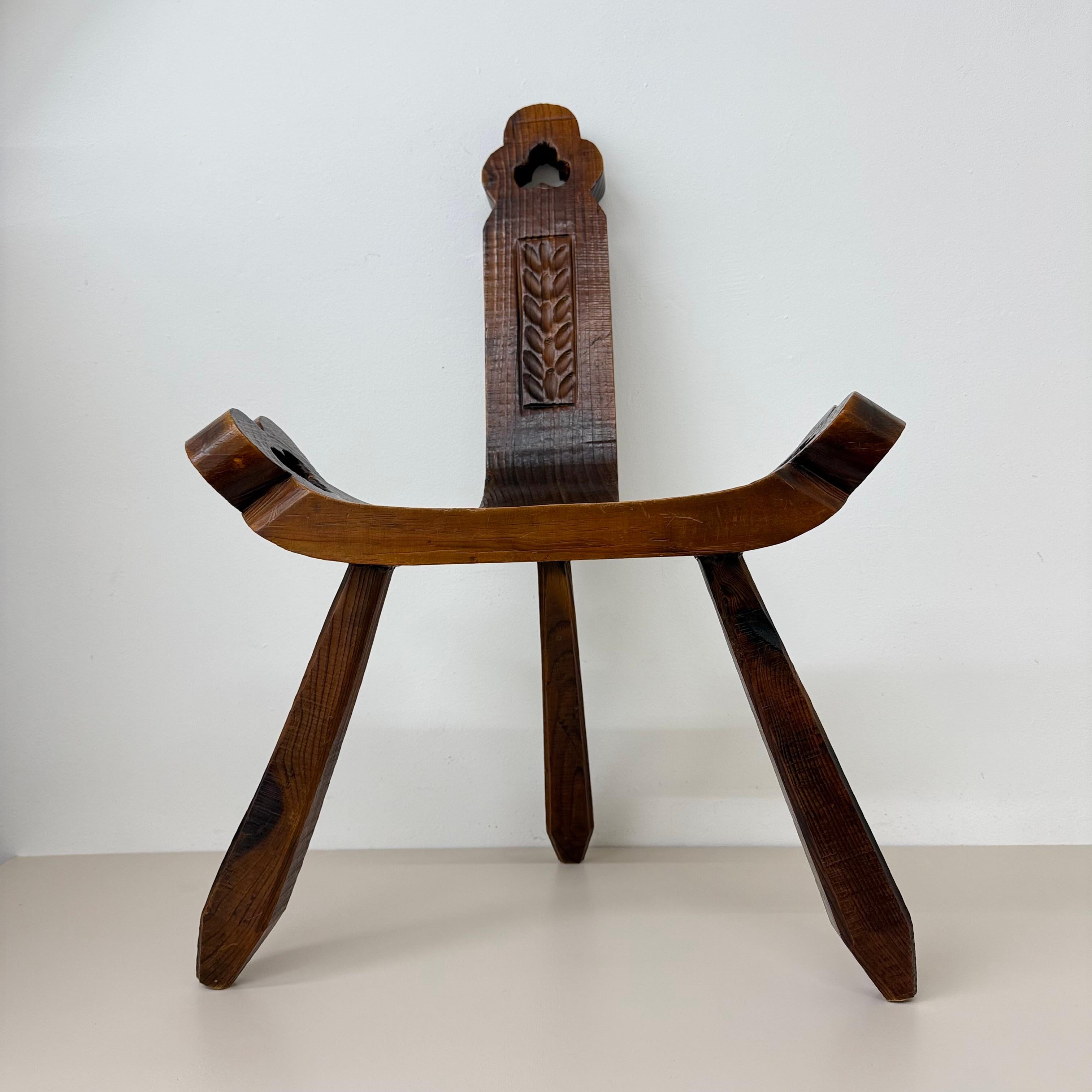 Wood Brutalist hand carved oak Spanish tripod chair , 1970s For Sale