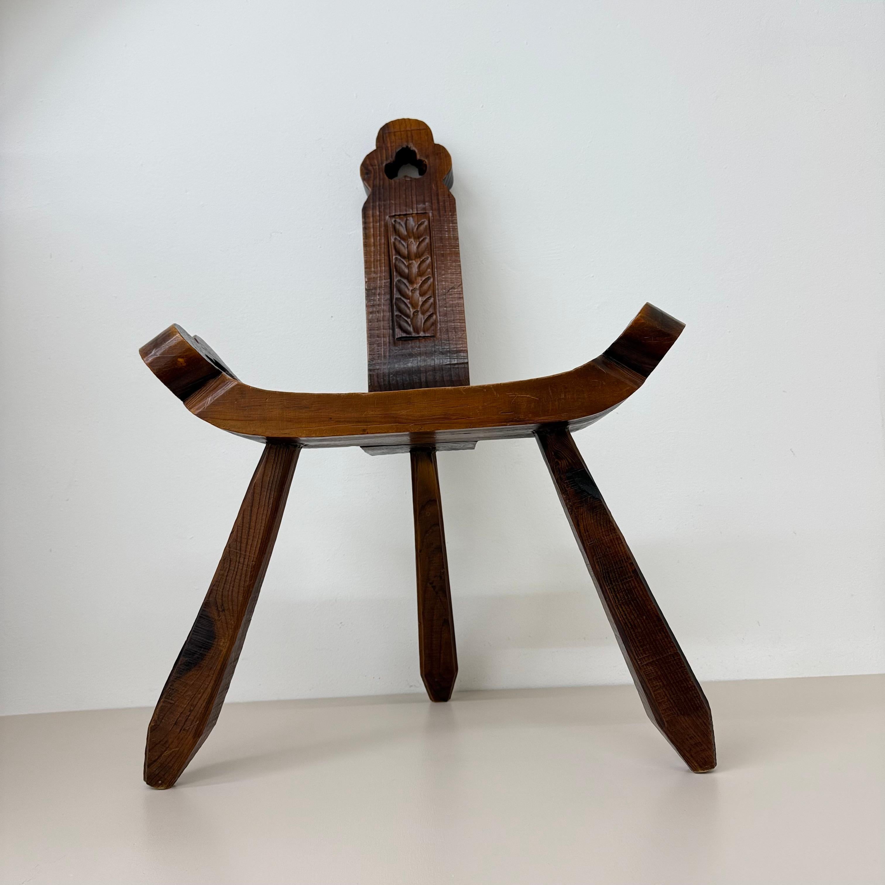Brutalist hand carved oak Spanish tripod chair , 1970s For Sale 2