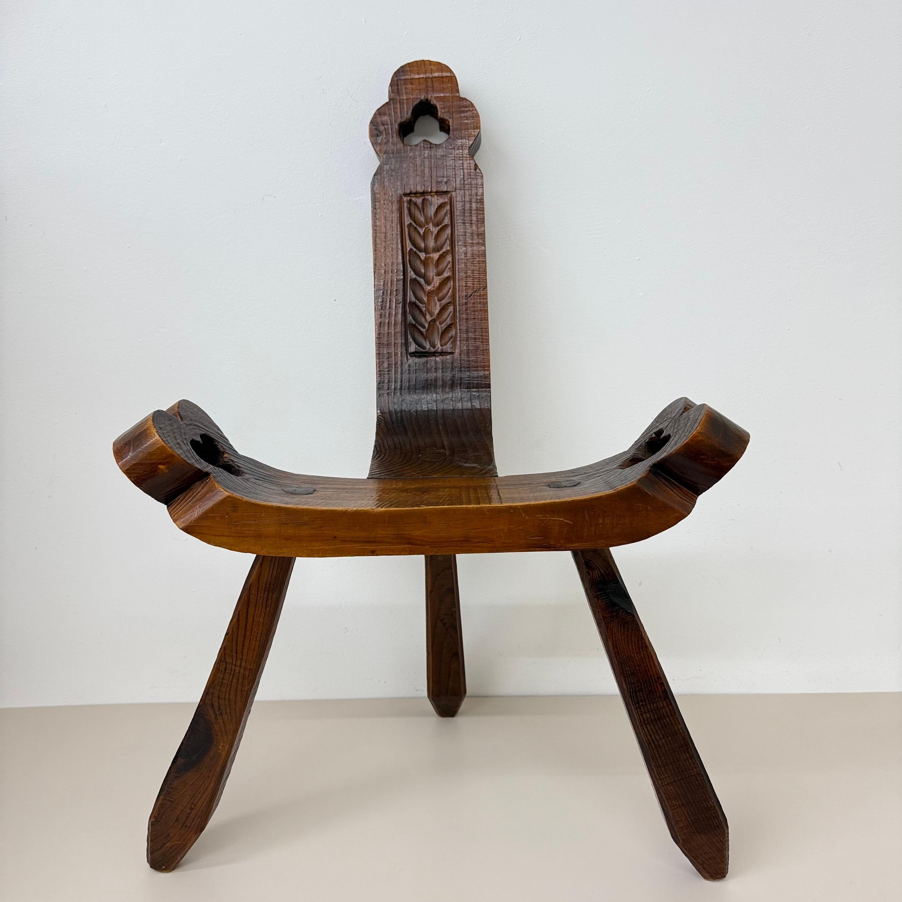 Brutalist hand carved oak Spanish tripod chair , 1970s For Sale 3
