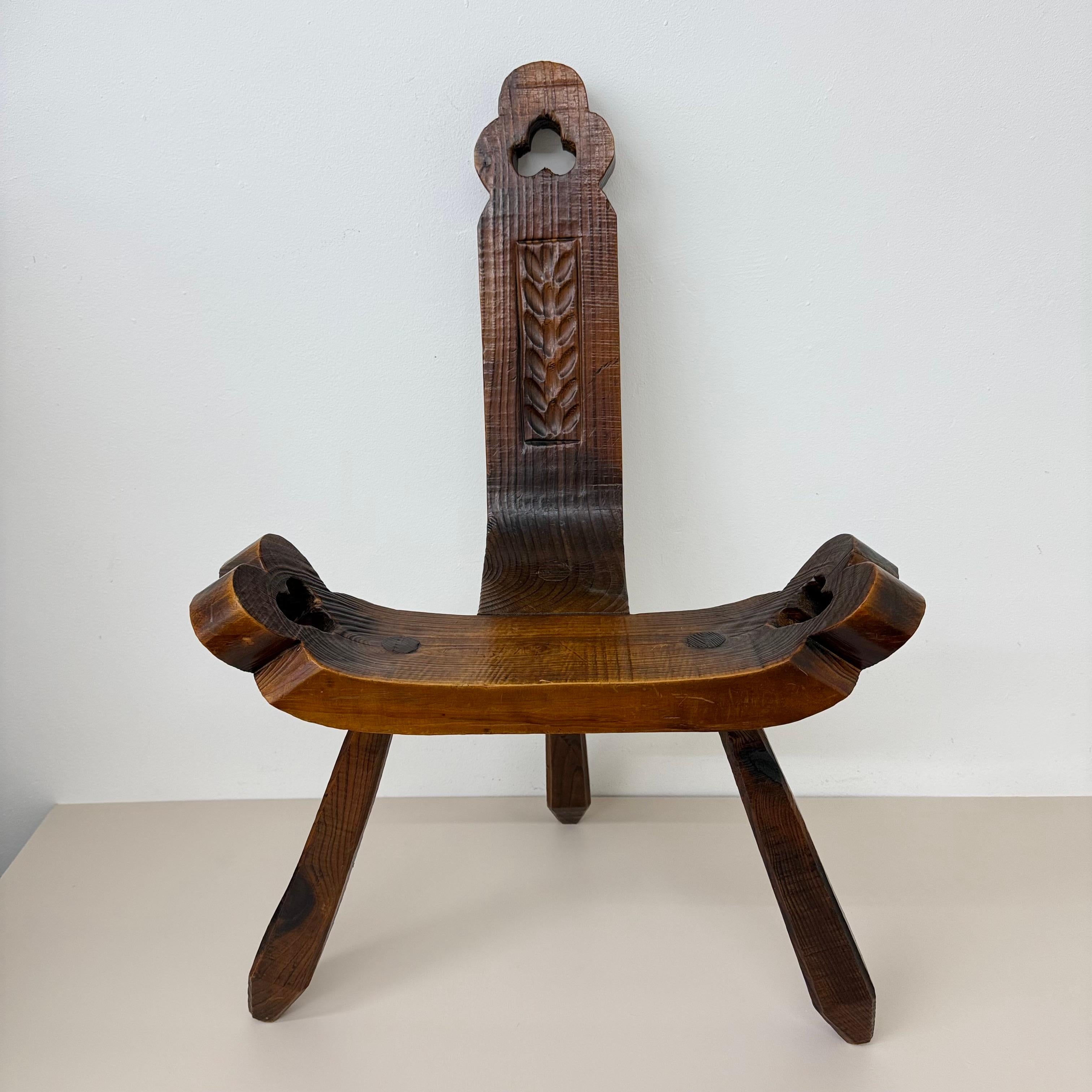 Brutalist hand carved oak Spanish tripod chair , 1970s For Sale 4