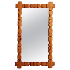 Miroir brutaliste en pin sculpté à la main par Glas Mäster Markaryd, Suède, années 1970