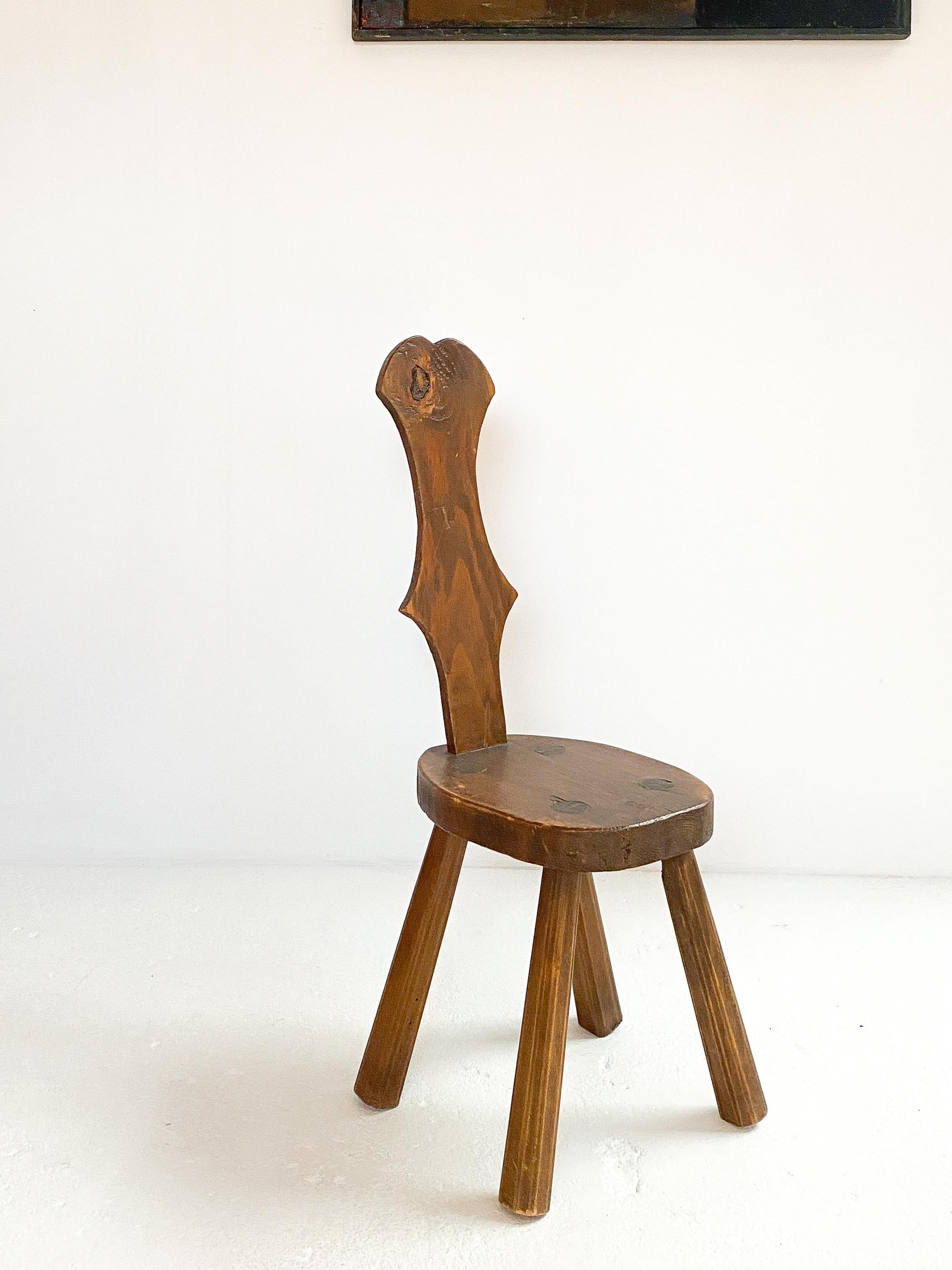 A light-brown, vintage Mid-Century stool made of hand carved and polished Pinewood, in good condition.

Brutalist wooden stool made in France, circa 1950s. 

Substantial and chunky seat with sturdy legs. This stool has an impressive violin