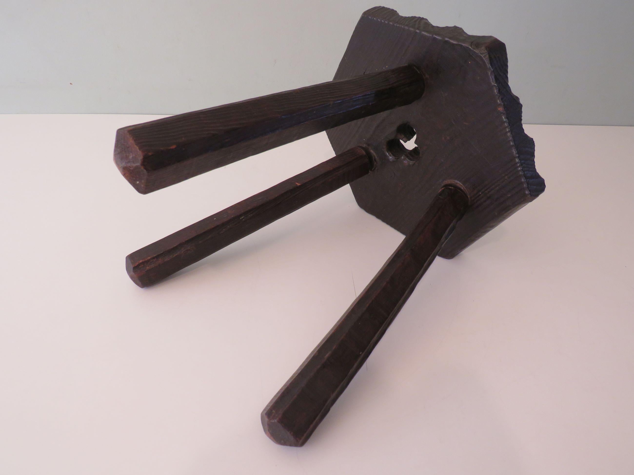 Brutalist, hand-carved tripod Spanish stool, 1960 In Good Condition In Herentals, BE