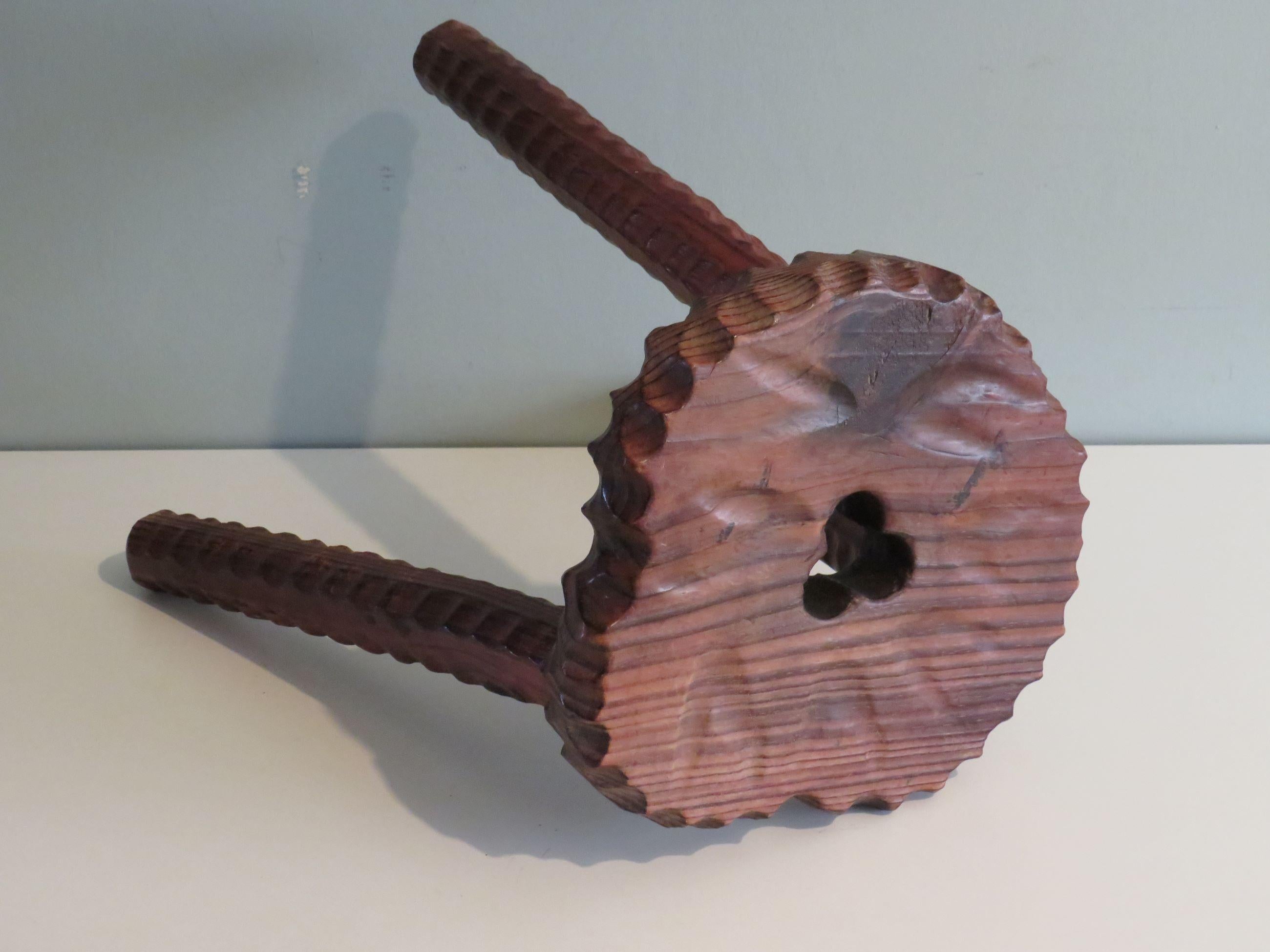 Brutalist, hand-carved tripod Spanish stool, 1960 In Good Condition In Herentals, BE