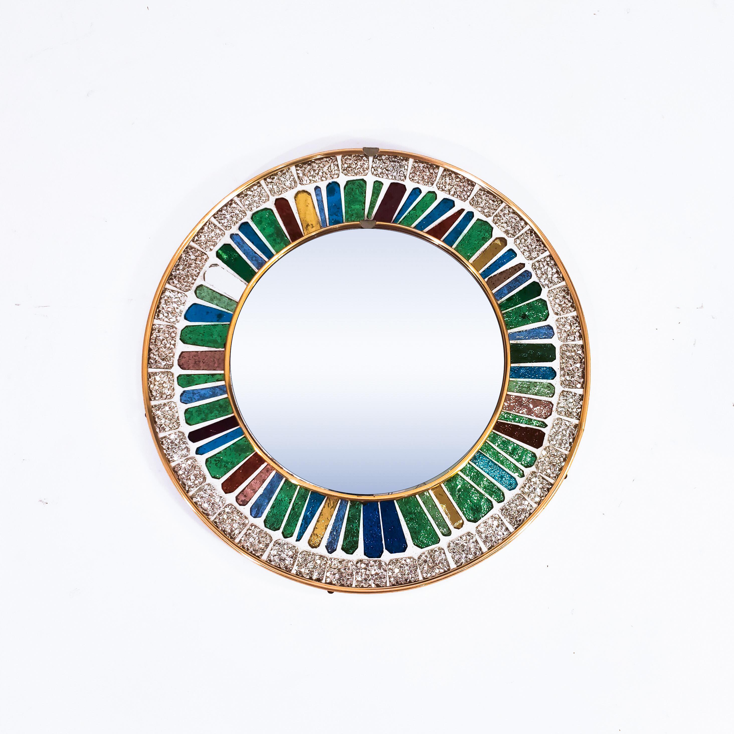 Brutalist coloured spanish round mirror with glass mosaic, 1960s. Frame composed by a border of shiny silver crystals and another concentric one made of pieces of glass or tiles of textured artistic glass in the form of a multicolored and iridescent