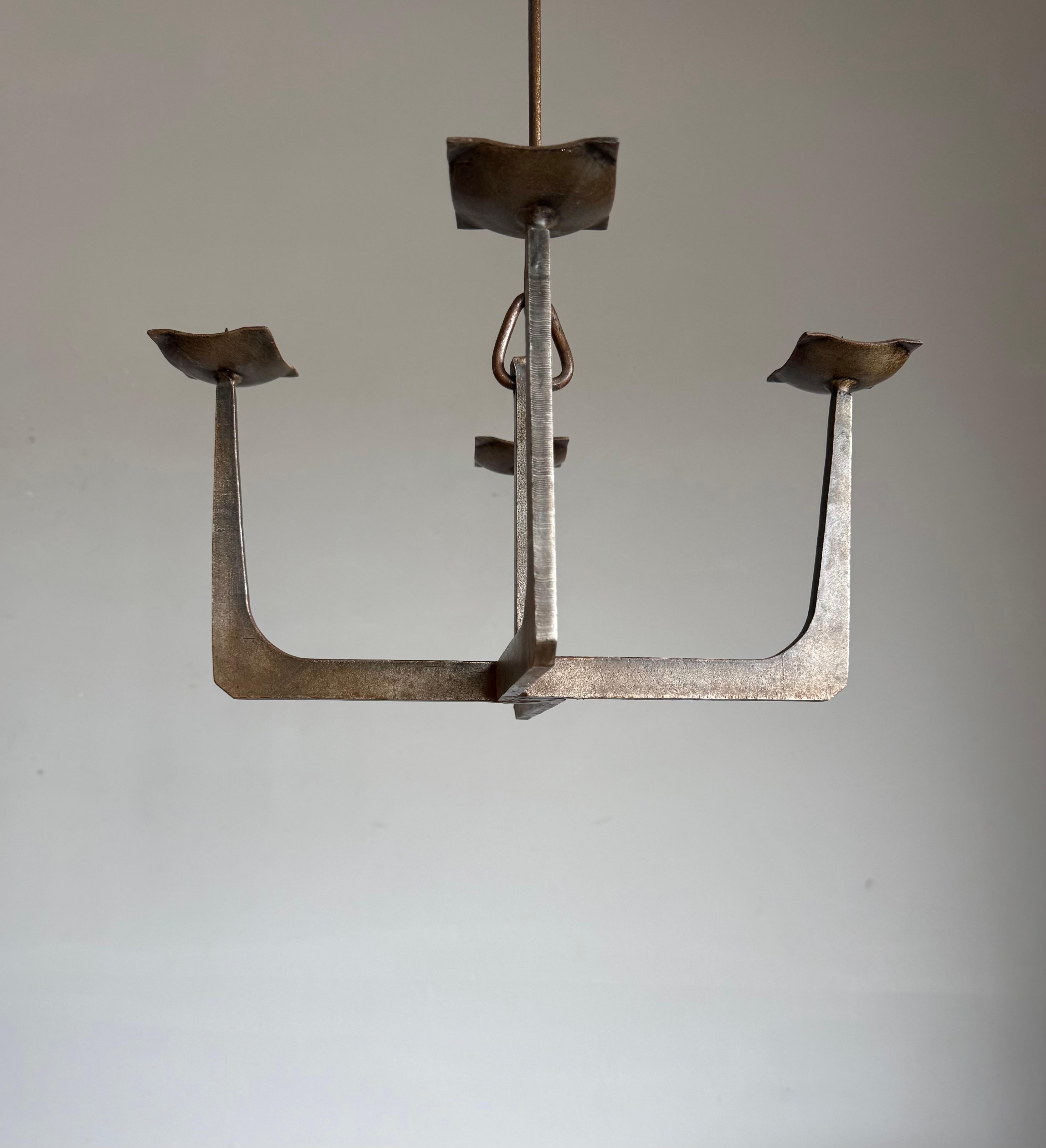 Suspension à bougie de style brutaliste, entièrement fabriquée à la main et au design angulaire.

Vous êtes à la recherche de l'objet design parfait qui allie chaleur et pureté sculpturale ? Ce lustre offre une atmosphère intemporelle, un héritage