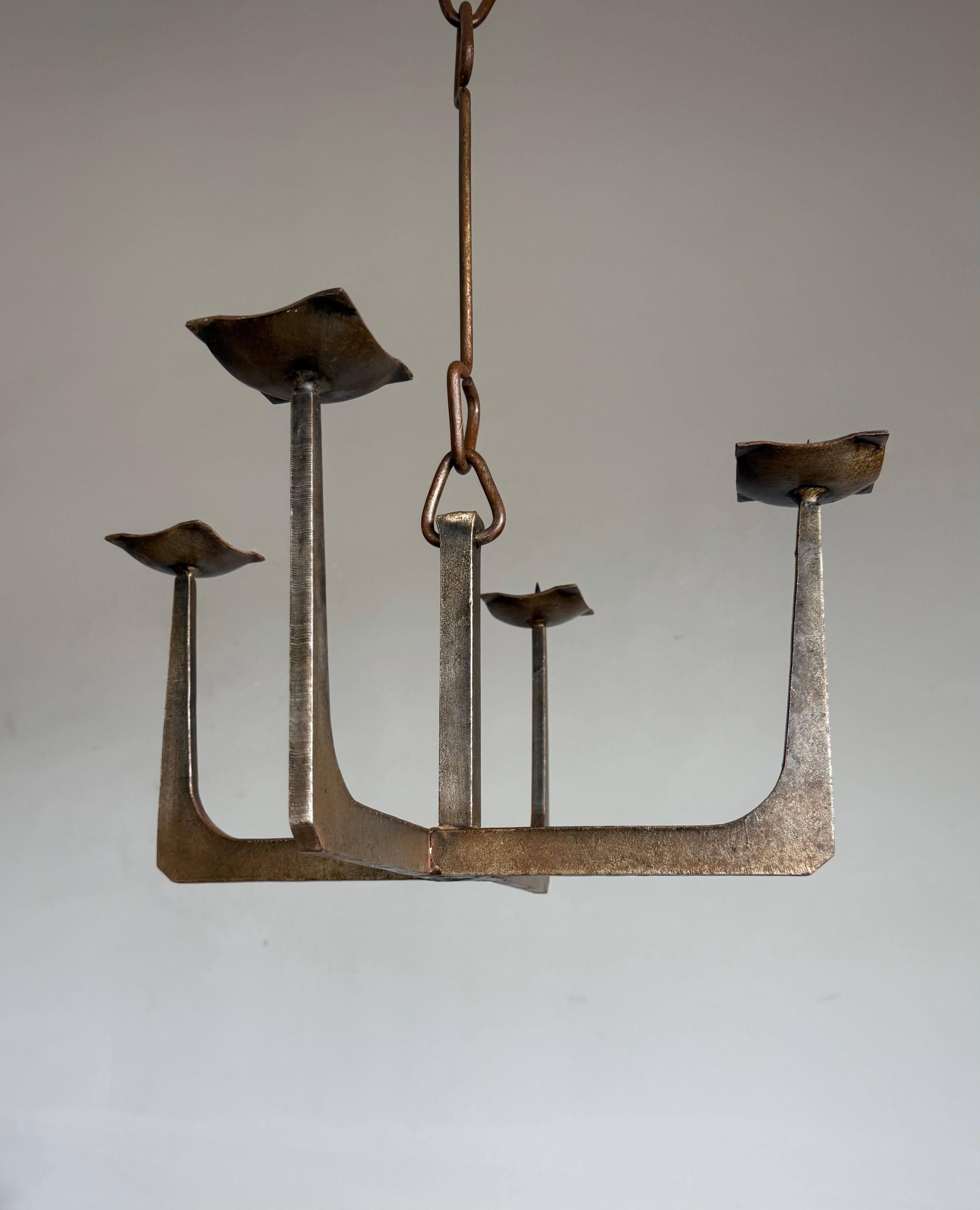 Mid-Century Modern Lustre à bougie en fer forgé à la main, France 1950s, Pendentif sculptural en vente