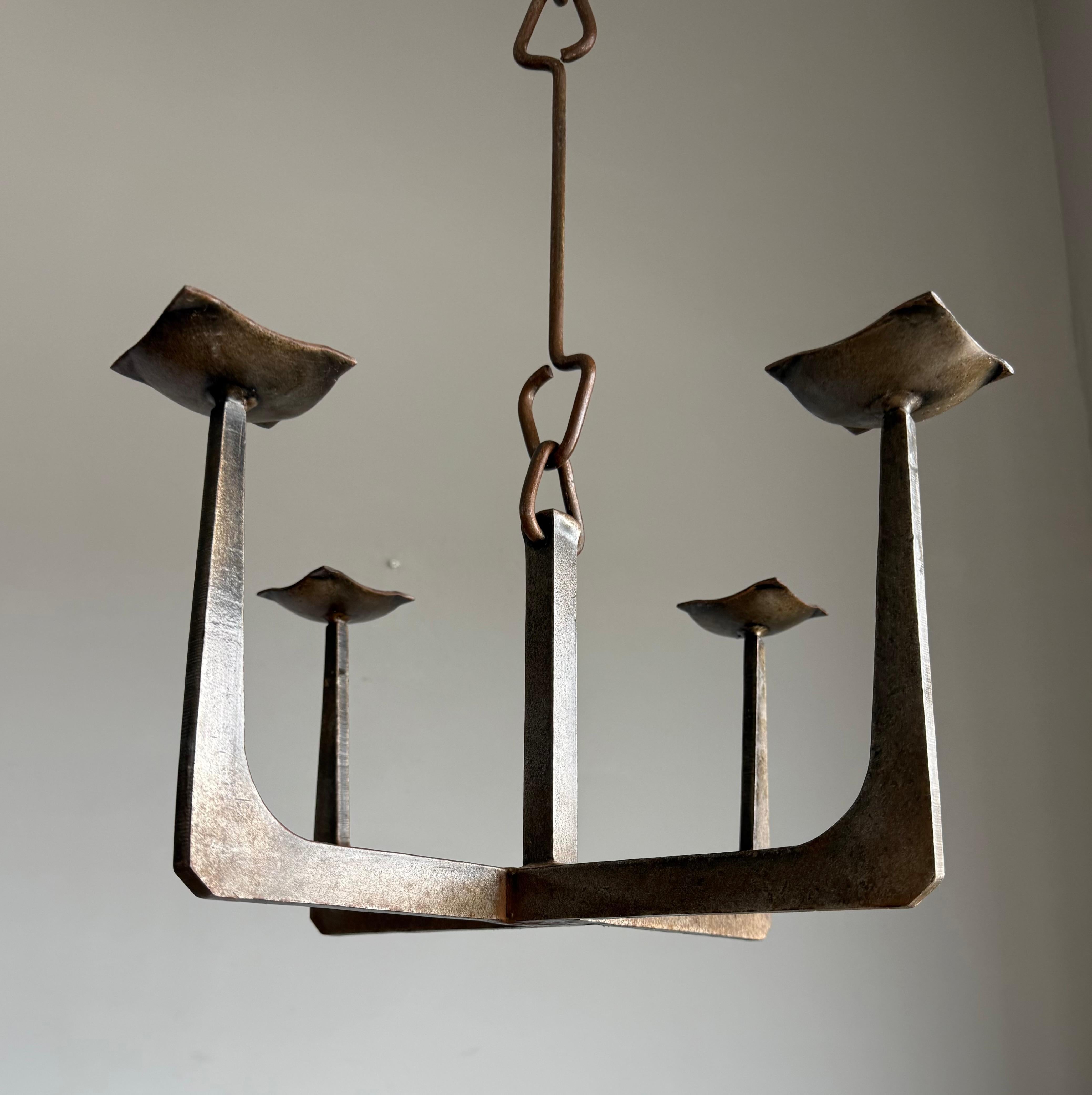 20ième siècle Lustre à bougie en fer forgé à la main, France 1950s, Pendentif sculptural en vente