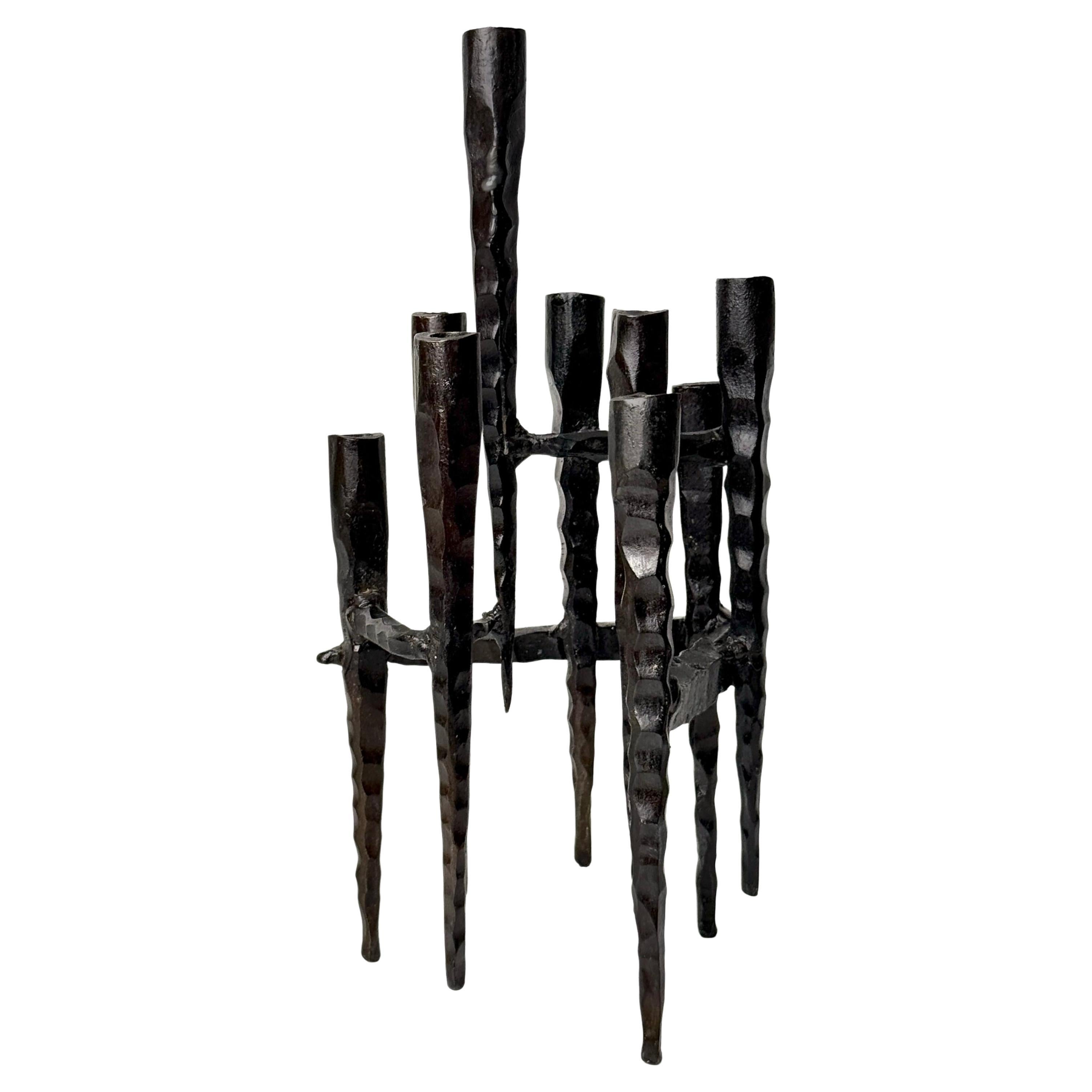 Brutalistische handgeschmiedete Eisen-Menorah-Kandelaber-Skulptur aus Eisen von David Palombo