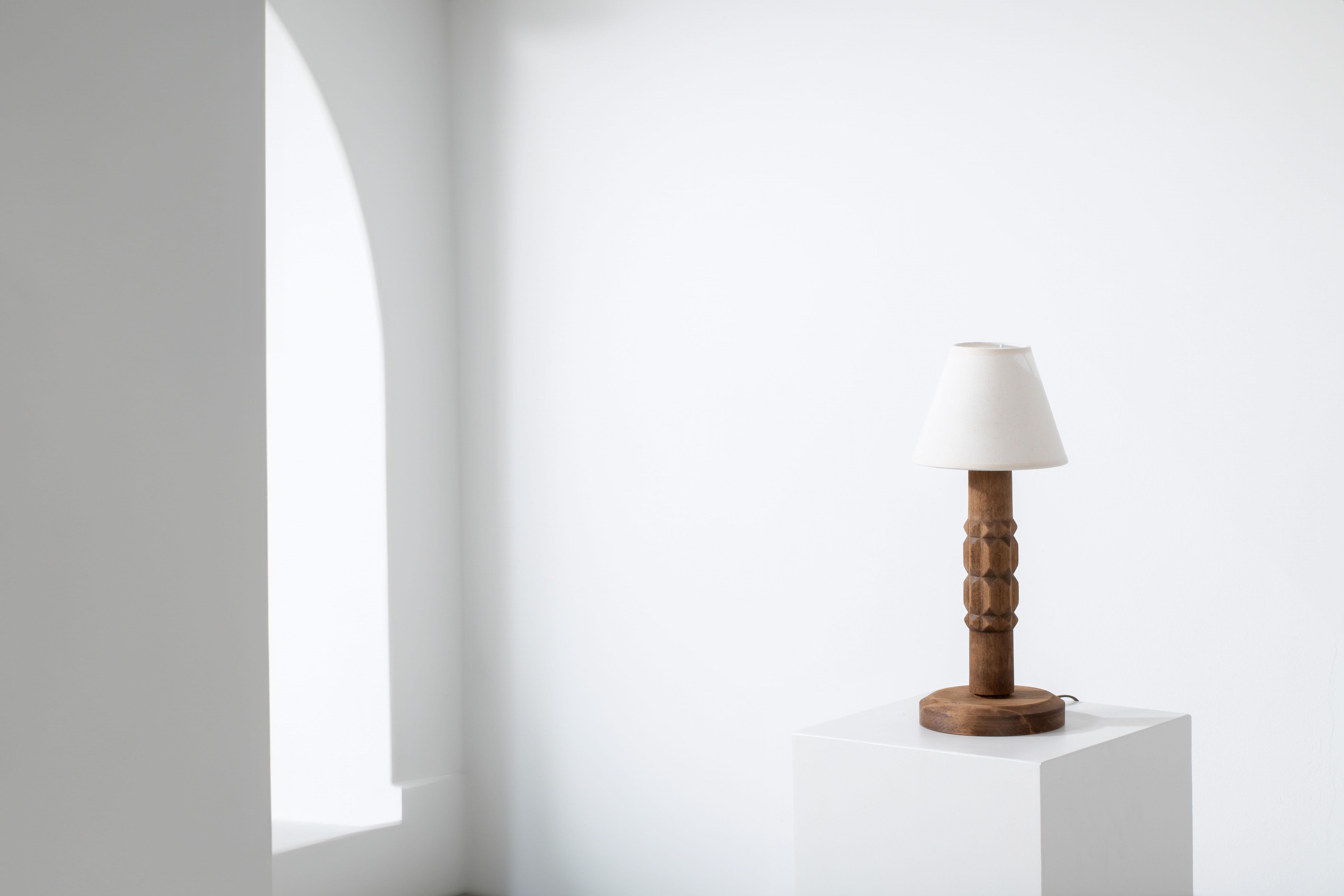 Elegante lampe de table sculptée à la main : Un chef-d'œuvre des années 1940 inspiré par Dudouyt

Entrez dans l'élégance raffinée des années 1940 avec cette exquise lampe de table sculptée à la main, qui rappelle le style emblématique de Charles