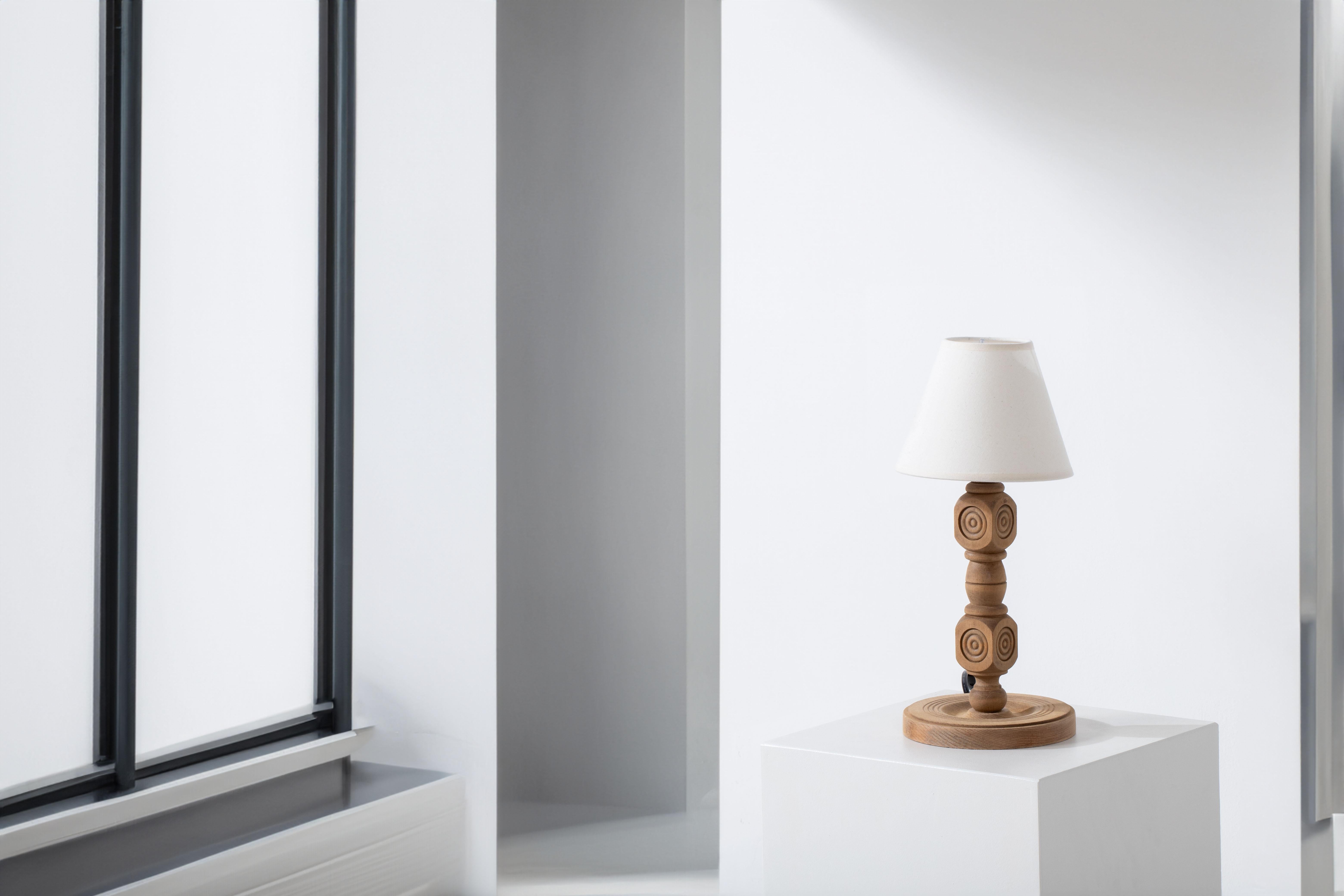 Elegante lampe de table sculptée à la main : Un chef-d'œuvre des années 1940 inspiré par Dudouyt

Entrez dans l'élégance raffinée des années 1940 avec cette exquise lampe de table sculptée à la main, qui rappelle le style emblématique de Charles