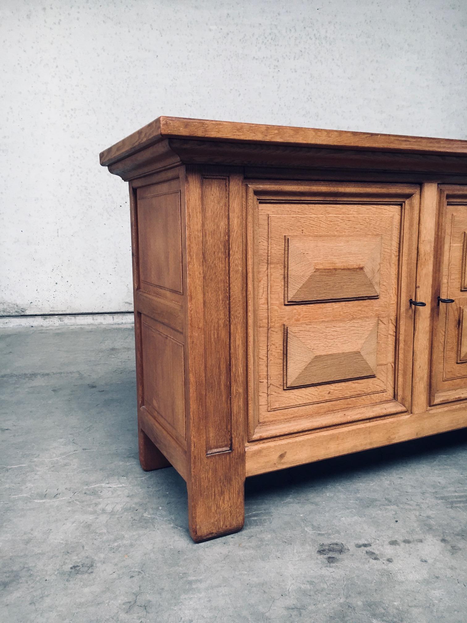 Armario de 2 puertas de roble de diseño artesanal brutalista, Bélgica años 50 en venta 3
