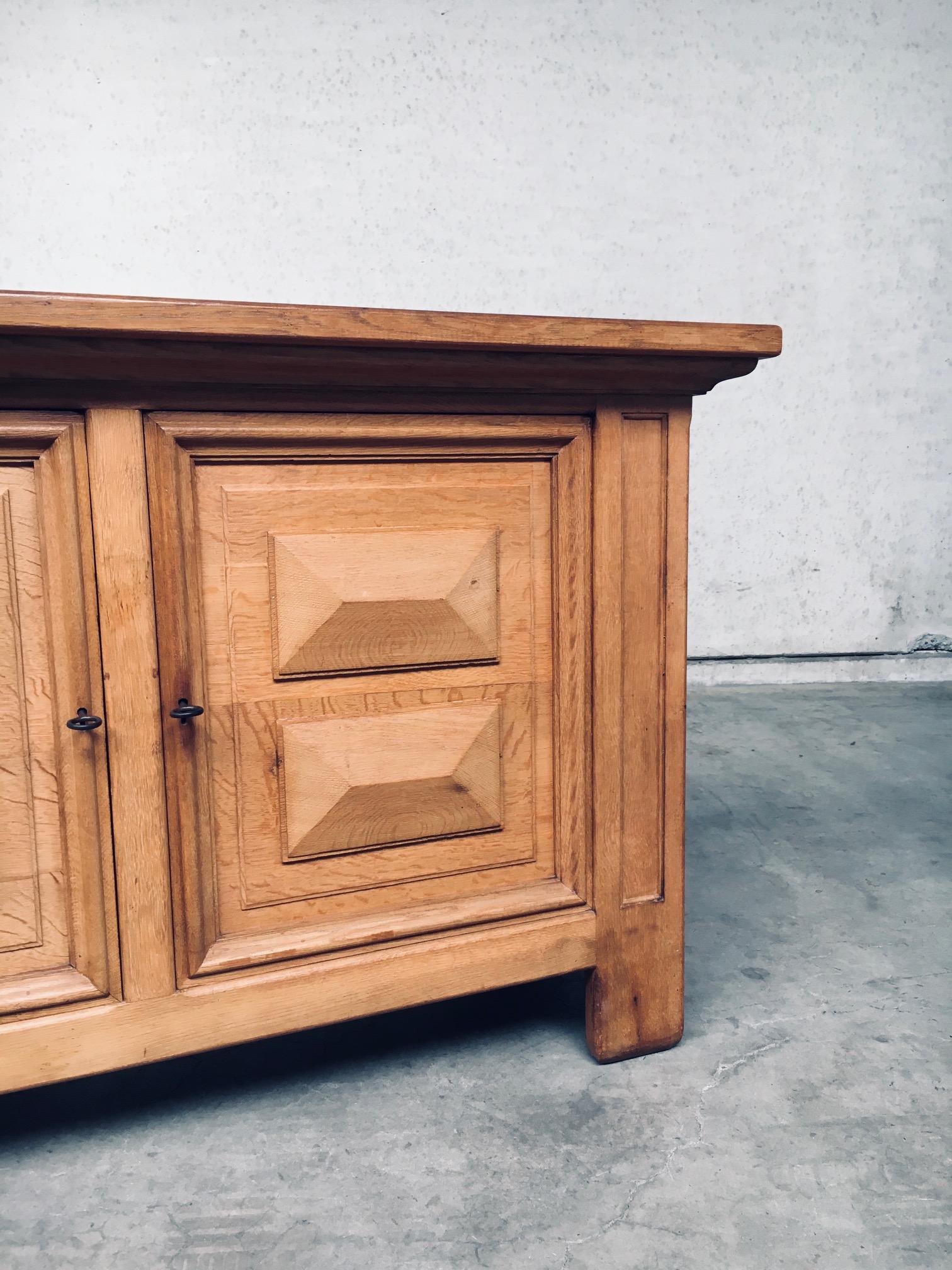 Armario de 2 puertas de roble de diseño artesanal brutalista, Bélgica años 50 en venta 4