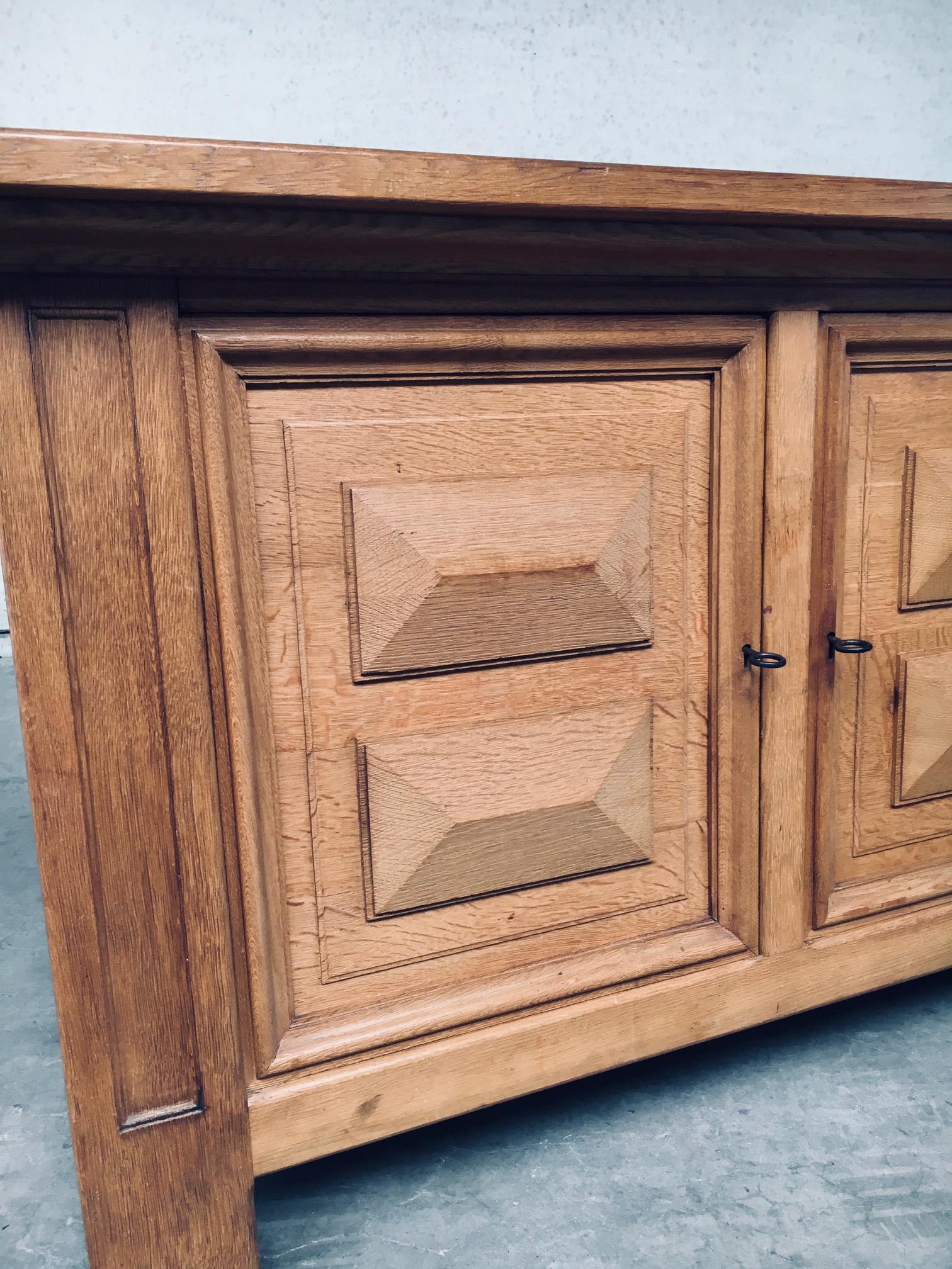 Armario de 2 puertas de roble de diseño artesanal brutalista, Bélgica años 50 en venta 5