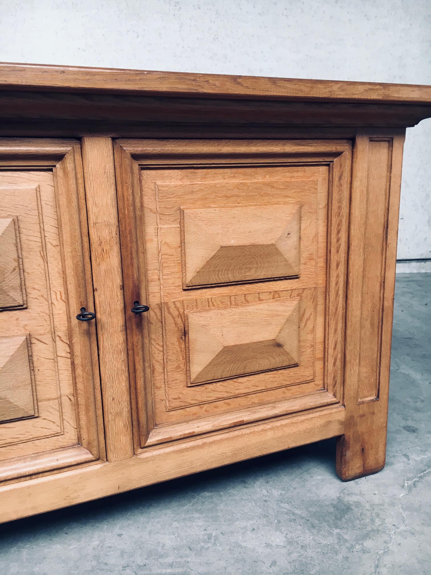 Armario de 2 puertas de roble de diseño artesanal brutalista, Bélgica años 50 en venta 6