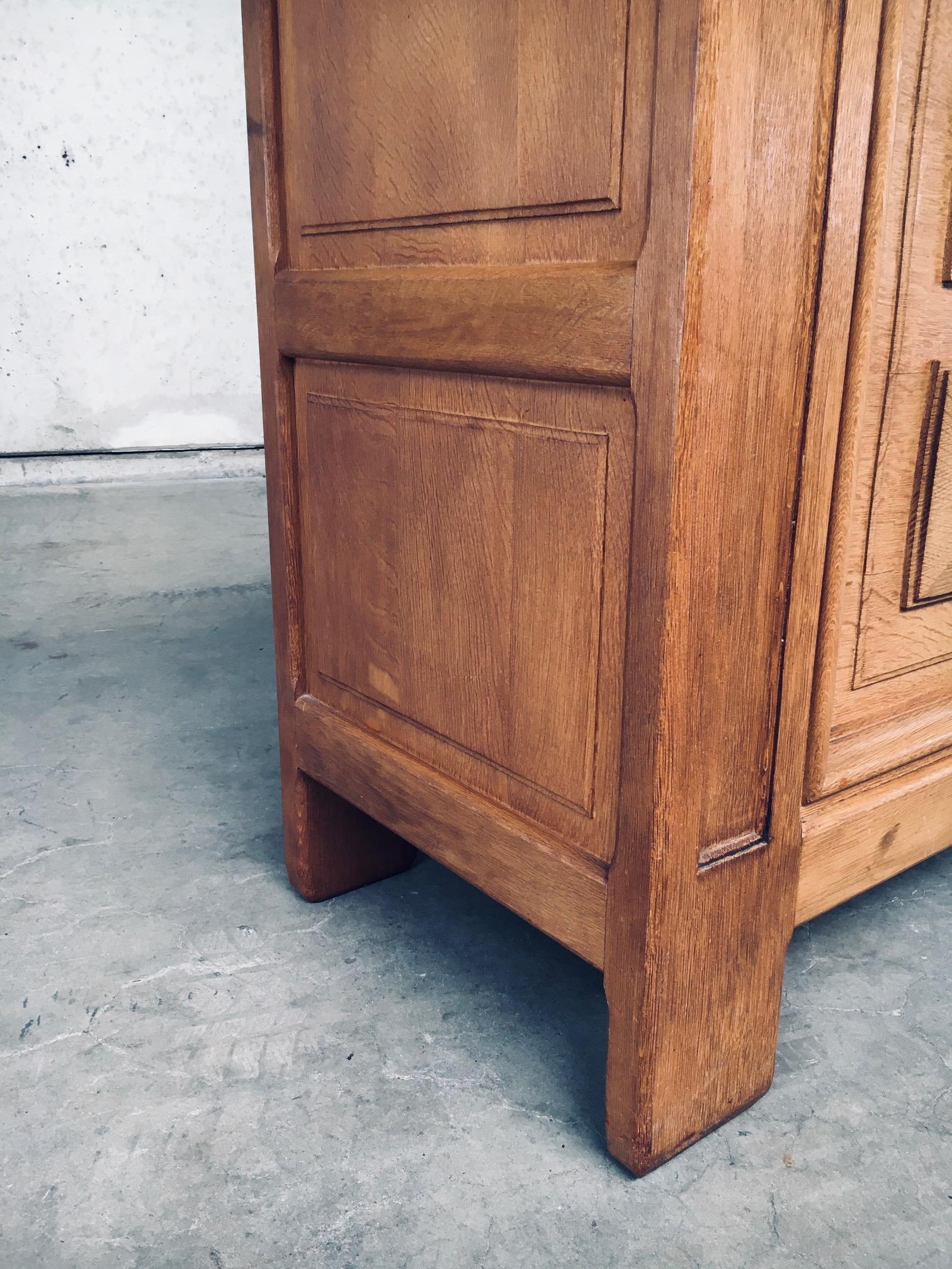 Armario de 2 puertas de roble de diseño artesanal brutalista, Bélgica años 50 en venta 10