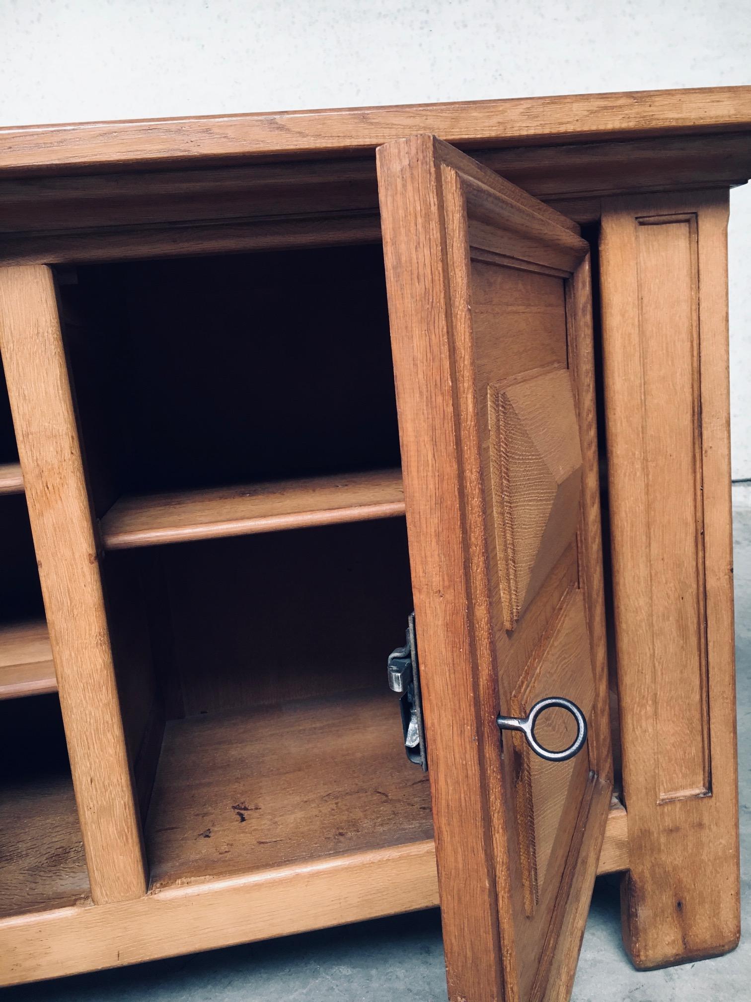 Armario de 2 puertas de roble de diseño artesanal brutalista, Bélgica años 50 en venta 12