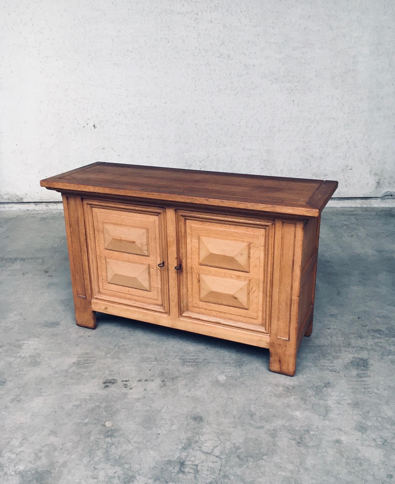 Armario de 2 puertas de roble de diseño artesanal brutalista, Bélgica años 50 Brutalista en venta