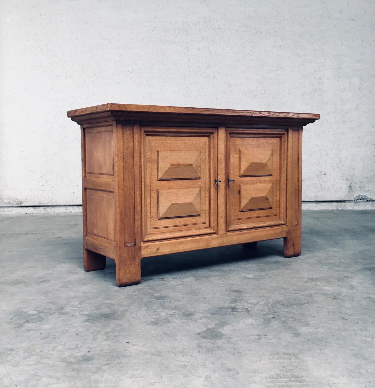 Armario de 2 puertas de roble de diseño artesanal brutalista, Bélgica años 50 en Bueno estado para la venta en Oud-Turnhout, VAN