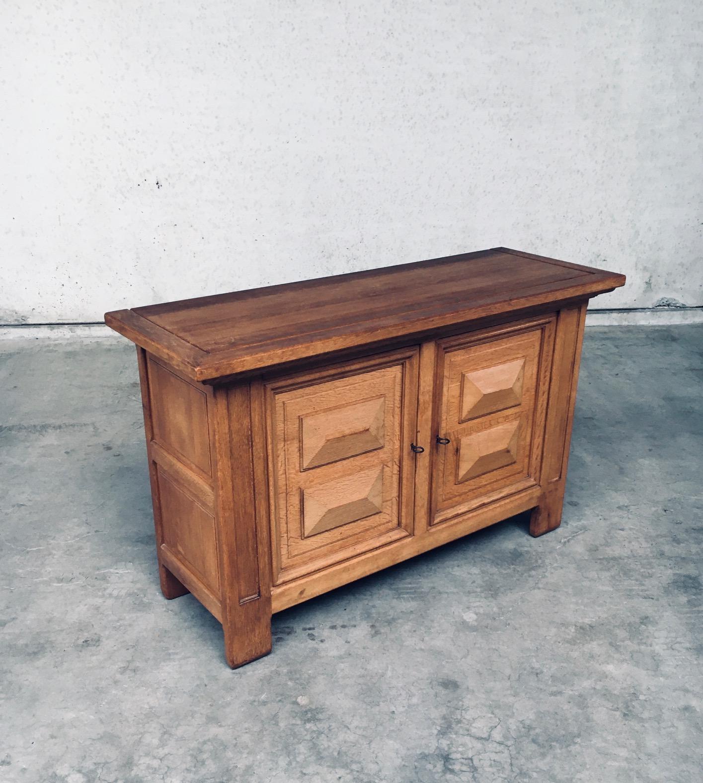 Armario de 2 puertas de roble de diseño artesanal brutalista, Bélgica años 50 mediados del siglo XX en venta