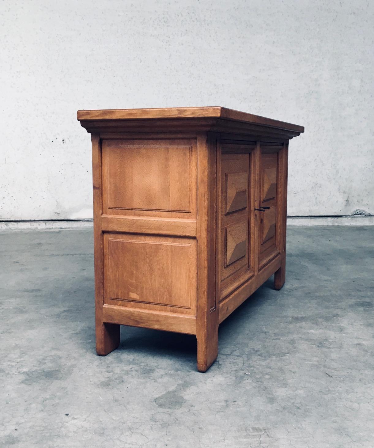 Armario de 2 puertas de roble de diseño artesanal brutalista, Bélgica años 50 Roble en venta