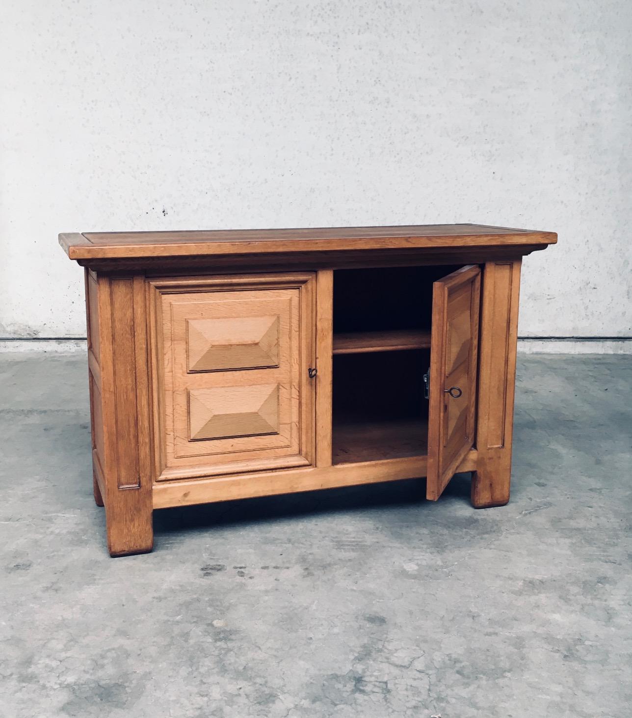 Armario de 2 puertas de roble de diseño artesanal brutalista, Bélgica años 50 en venta 1
