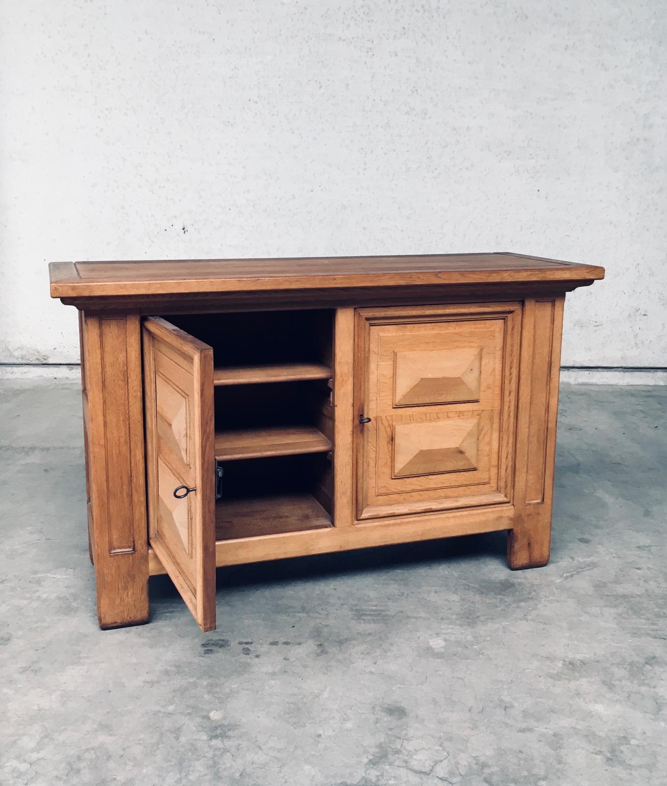 Armario de 2 puertas de roble de diseño artesanal brutalista, Bélgica años 50 en venta 2