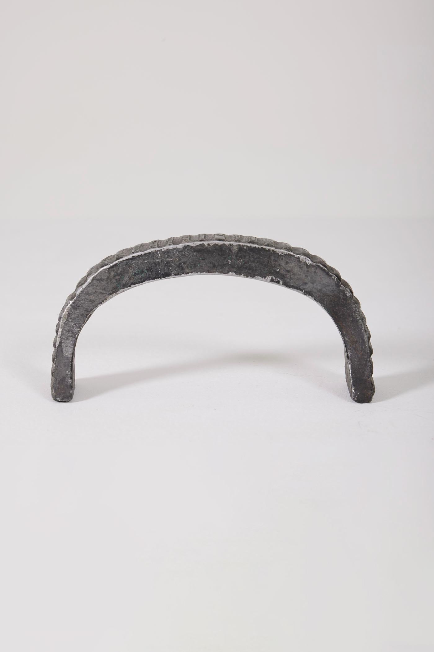 Decorative handle sculpted in black patinated cast iron. German craftsmanship from the 1960s. In perfect condition.
DV406