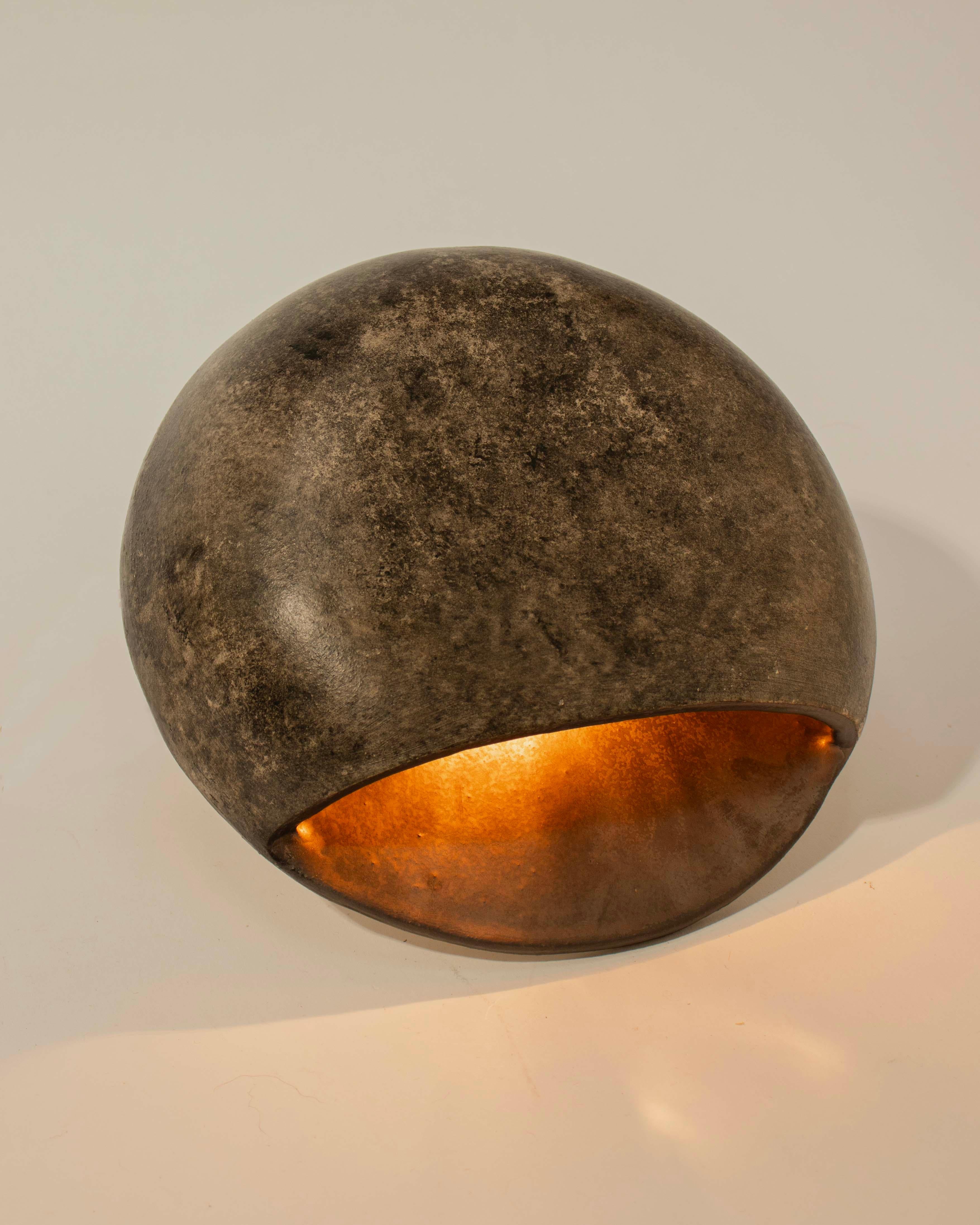 La Pita Sconce è un'applique da tavolo di medie dimensioni di ispirazione brutalista, perfetta per i comodini, i corridoi o per l'illuminazione d'accento di spazi abitativi più ampi, creata da Streicher Goods a Brooklyn, NY. 

La Pita Sconce ha una