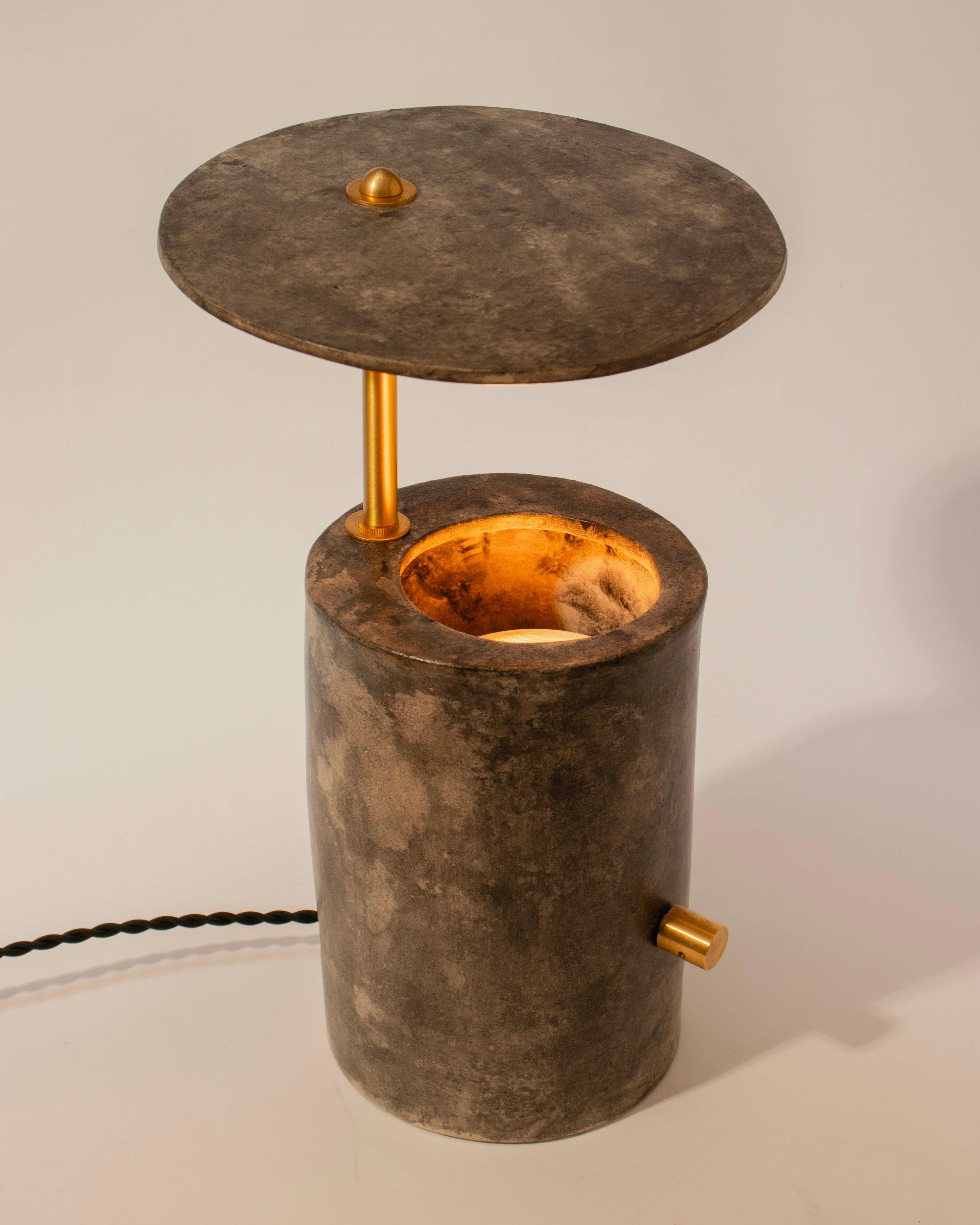La lampada Disc è una piccola lampada da tavolo di ispirazione brutalista, perfetta per illuminare gli spazi abitativi, creata da Streicher Goods a Brooklyn, NY. 

La lampada presenta una base cilindrica che fornisce una base equilibrata e un