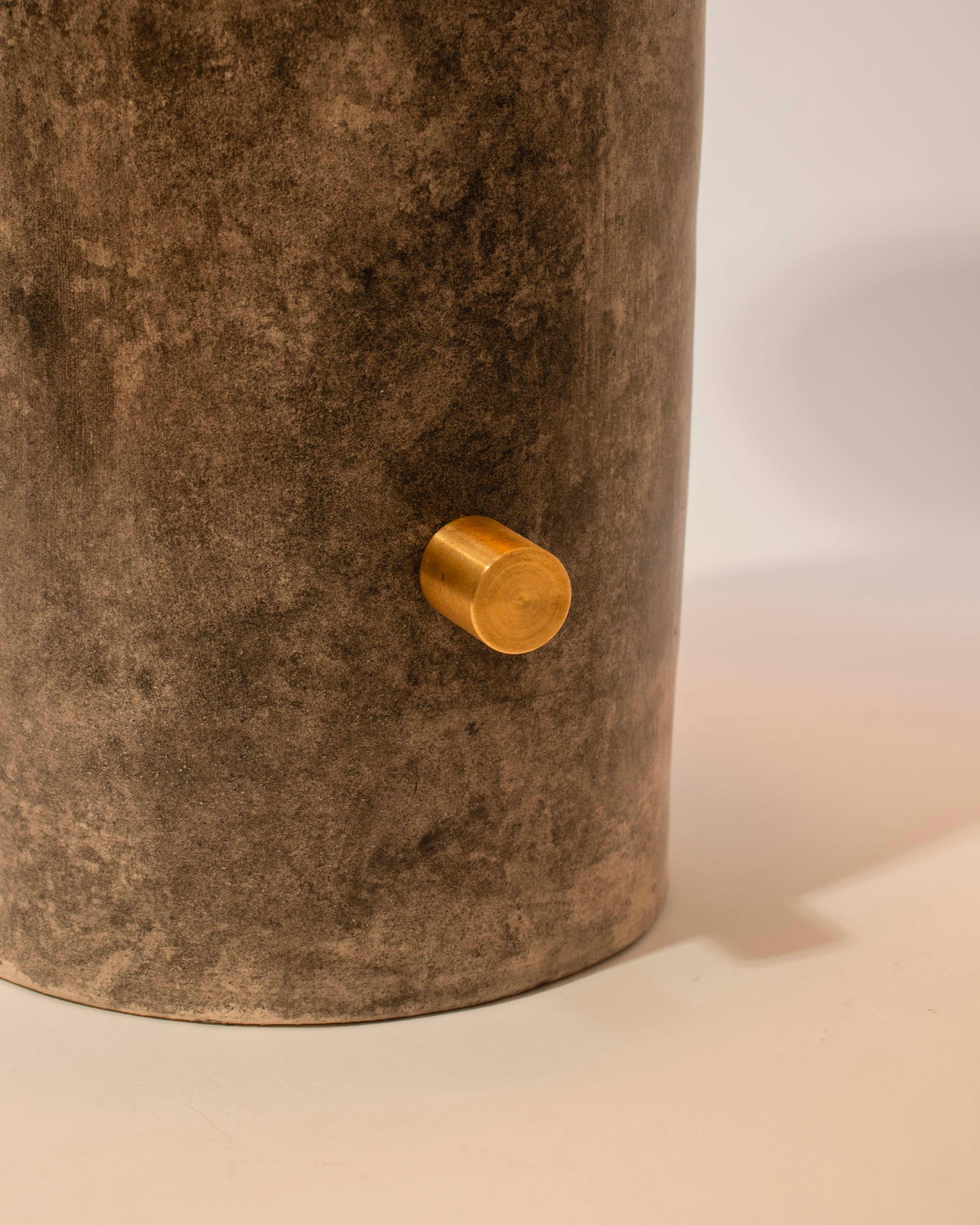 Smaltato Lampada da tavolo brutalista in ceramica fatta a mano, lampada a disco di Streicher Goods in vendita