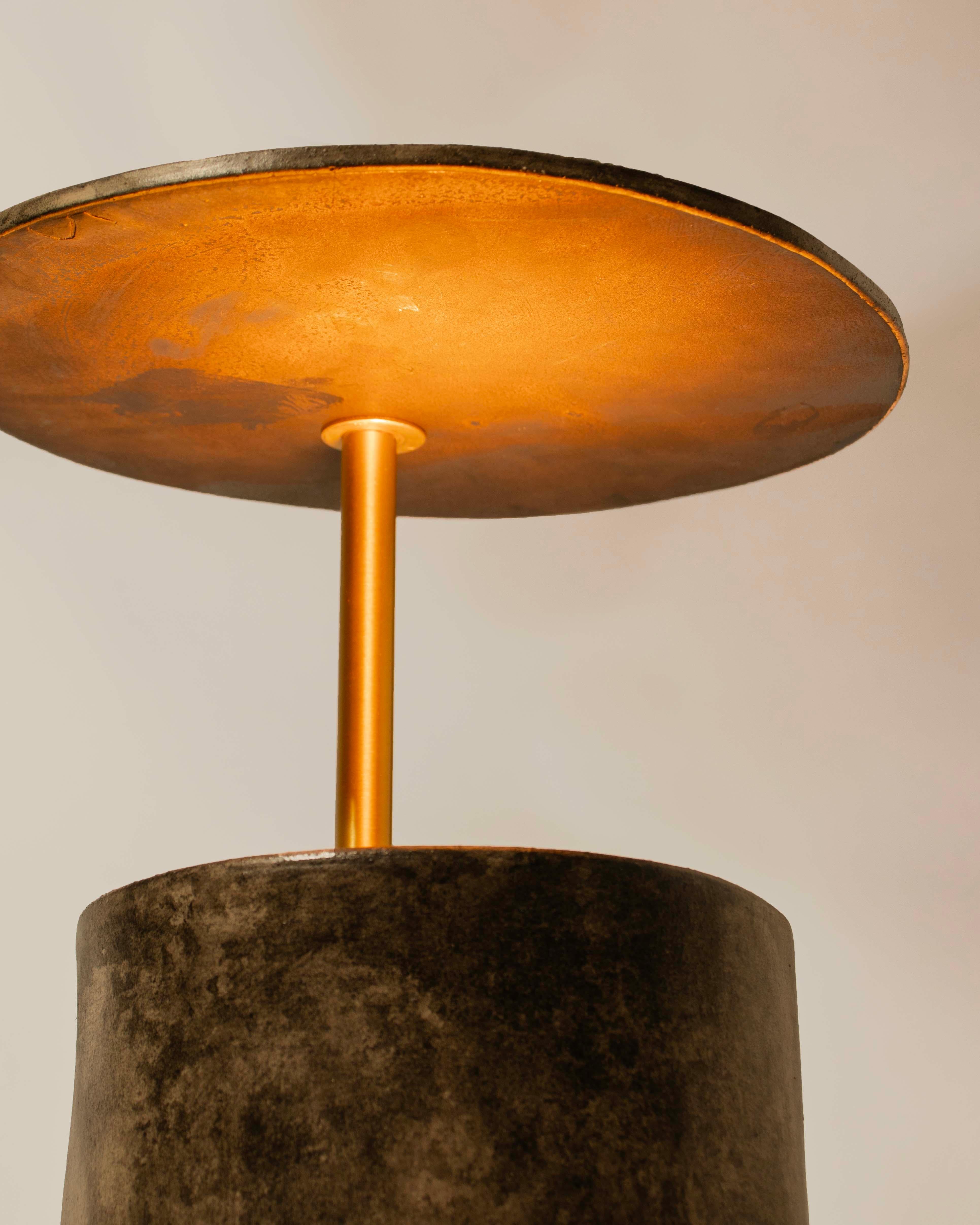 Lampada da tavolo brutalista in ceramica fatta a mano, lampada a disco di Streicher Goods In condizioni Nuovo in vendita a Brooklyn, NY