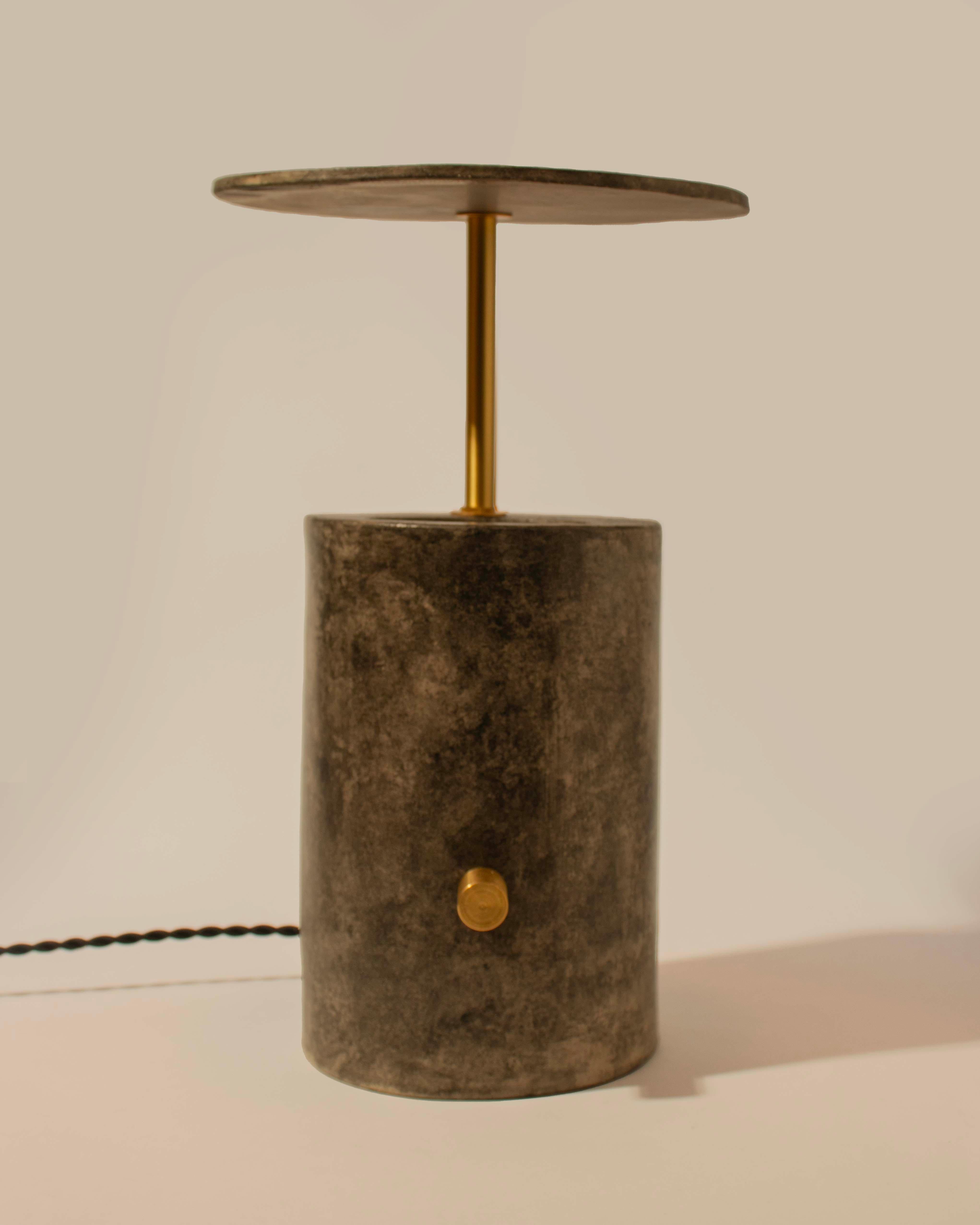 XXI secolo e contemporaneo Lampada da tavolo brutalista in ceramica fatta a mano, lampada a disco di Streicher Goods in vendita