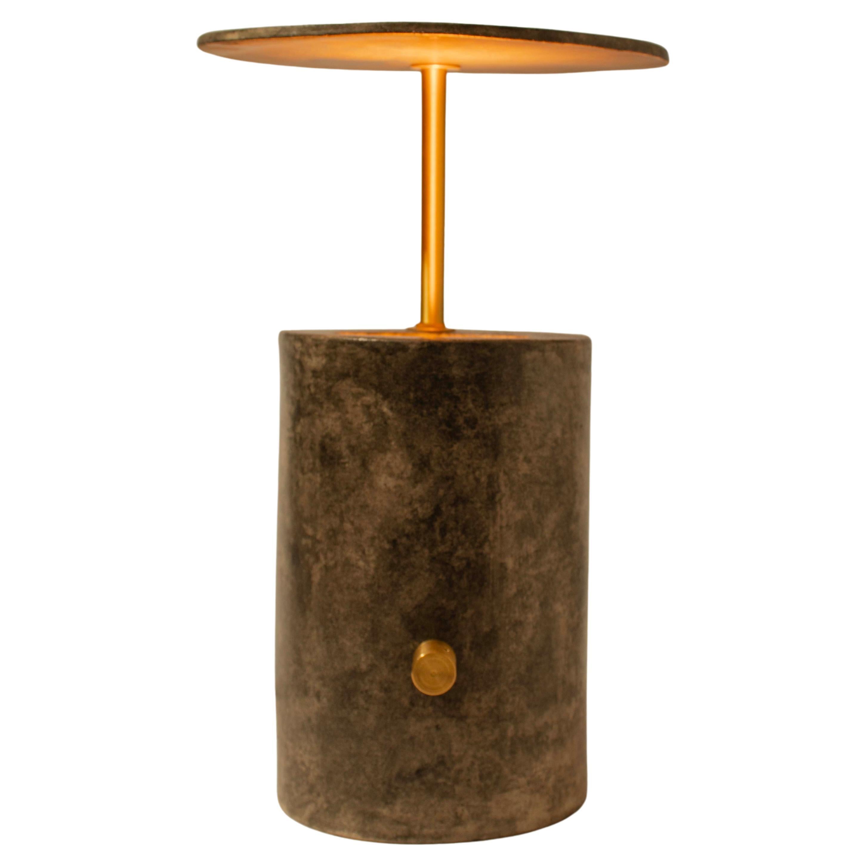 Lampada da tavolo brutalista in ceramica fatta a mano, lampada a disco di Streicher Goods in vendita