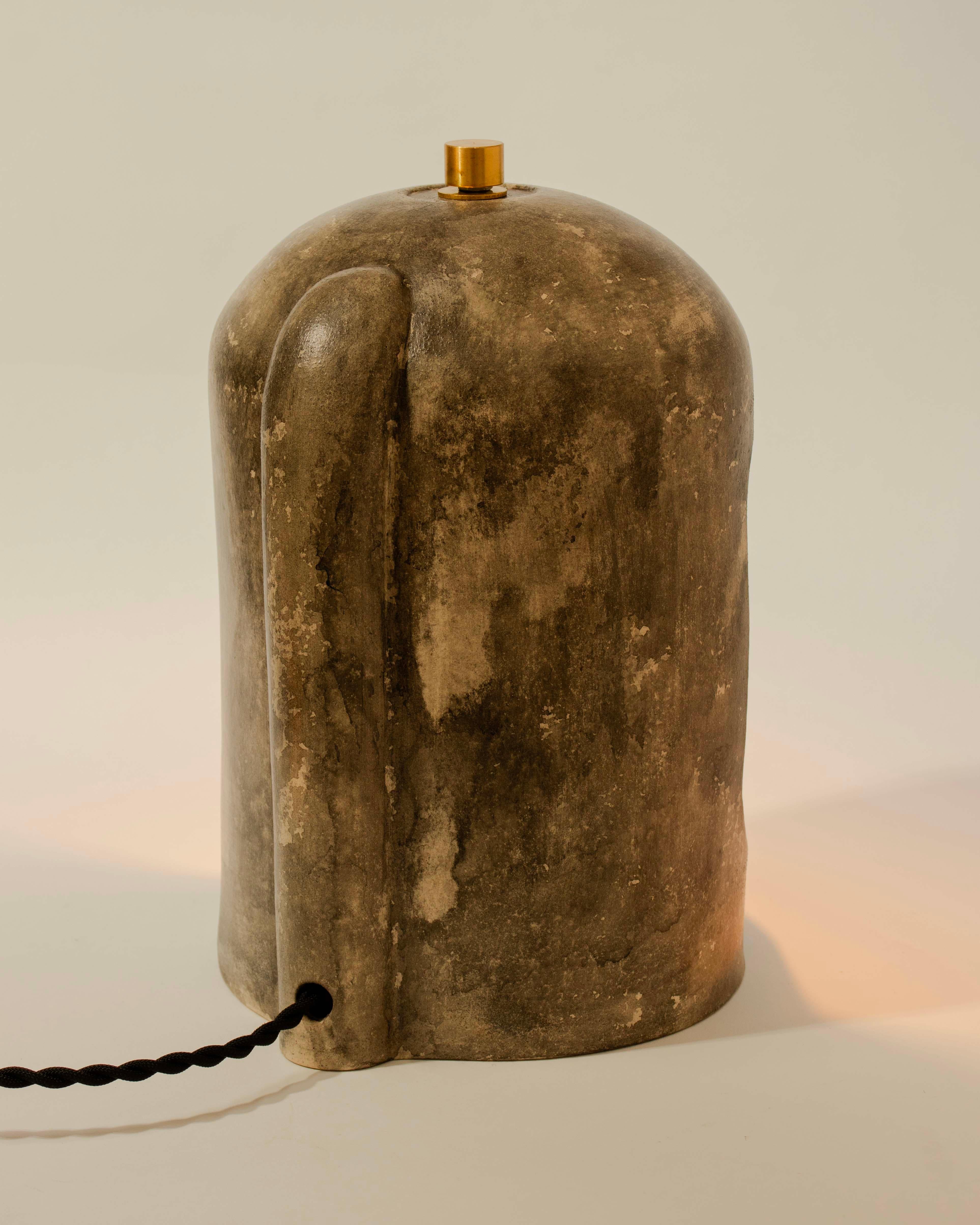 Brutalismo Lampada da tavolo in ceramica brutalista fatta a mano, lampada a cupola di Streicher Goods in vendita