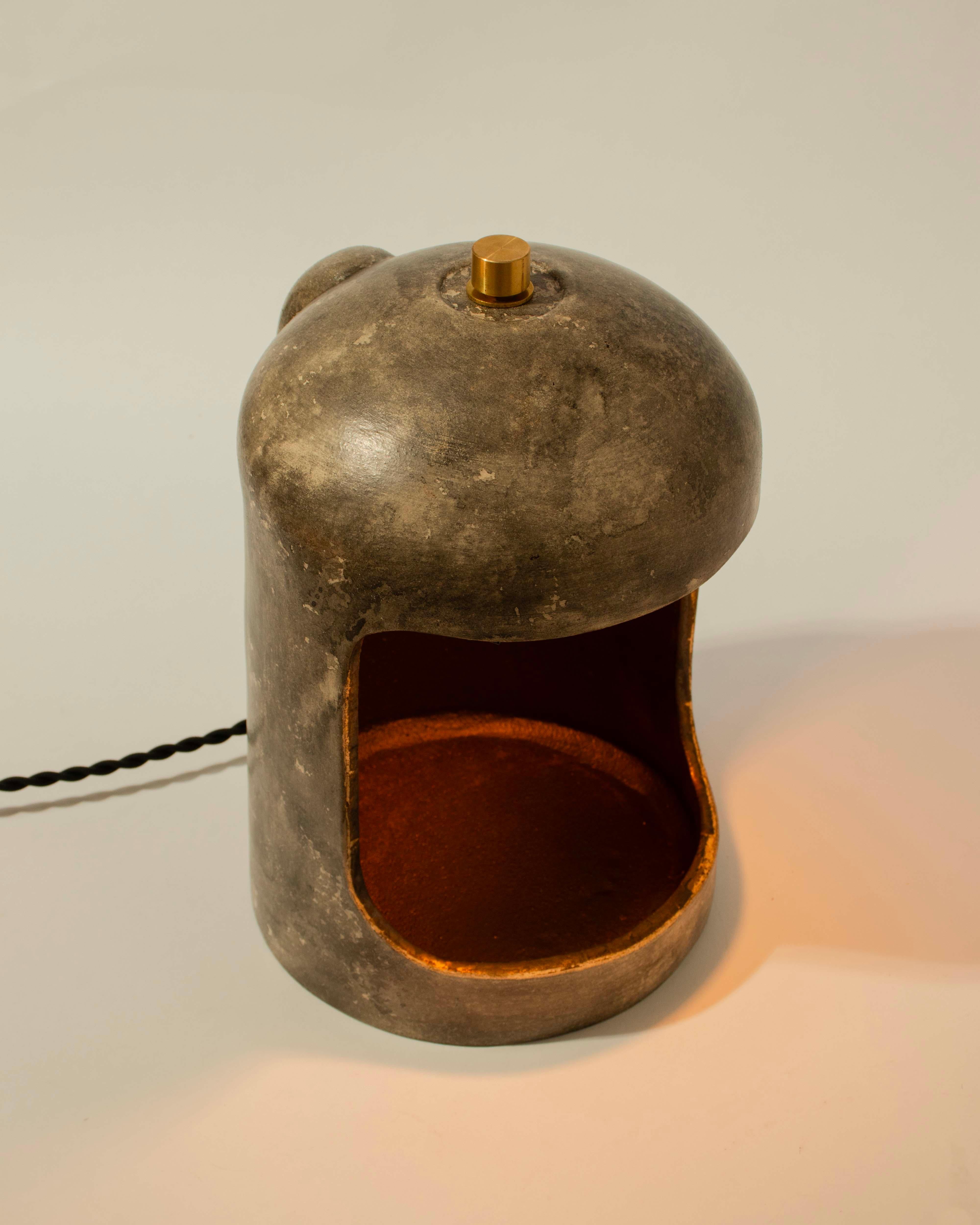 Americano Lampada da tavolo in ceramica brutalista fatta a mano, lampada a cupola di Streicher Goods in vendita