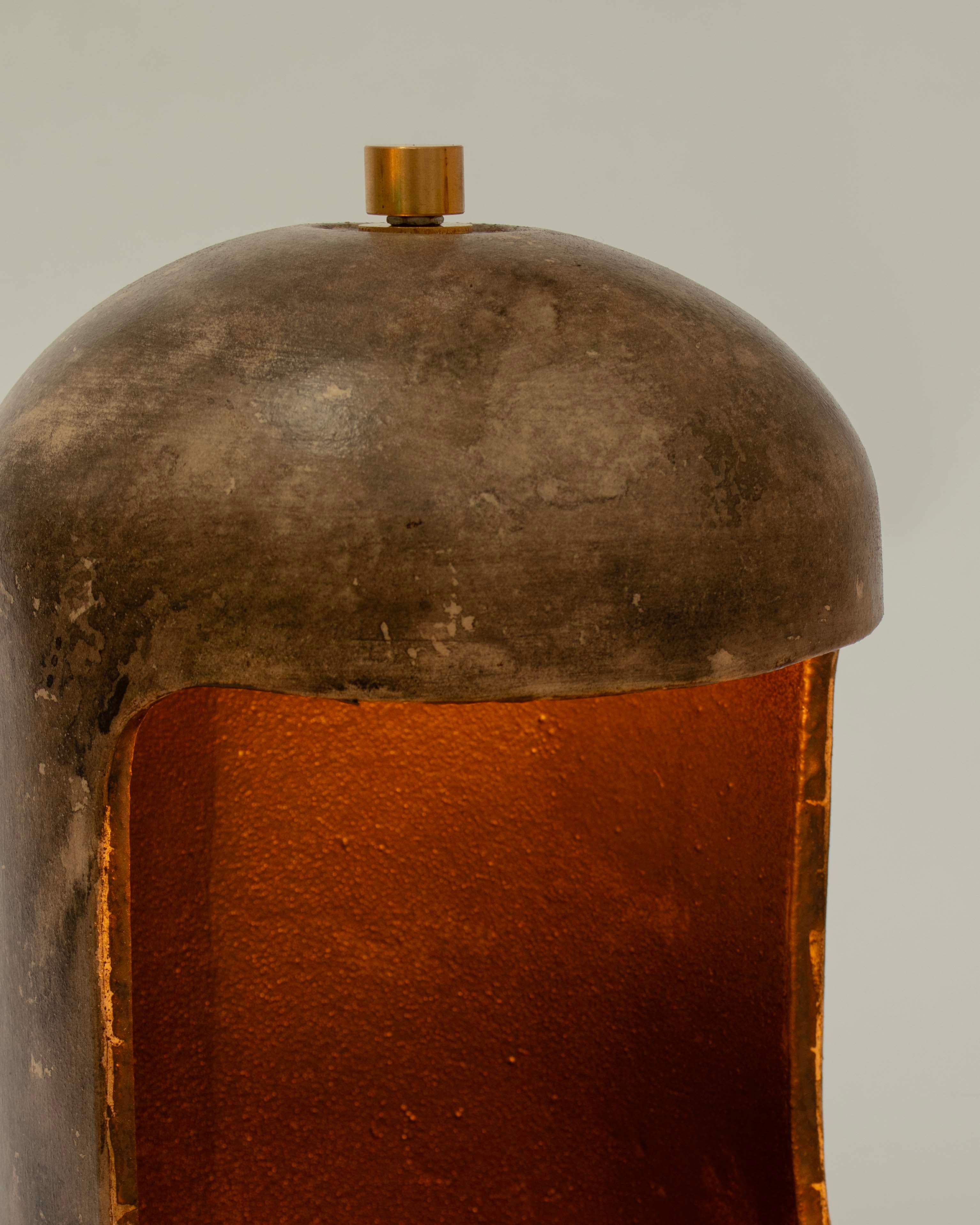 Smaltato Lampada da tavolo in ceramica brutalista fatta a mano, lampada a cupola di Streicher Goods in vendita