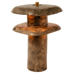Lampada da tavolo brutalista in ceramica fatta a mano, lampada a due piani di Streicher Goods