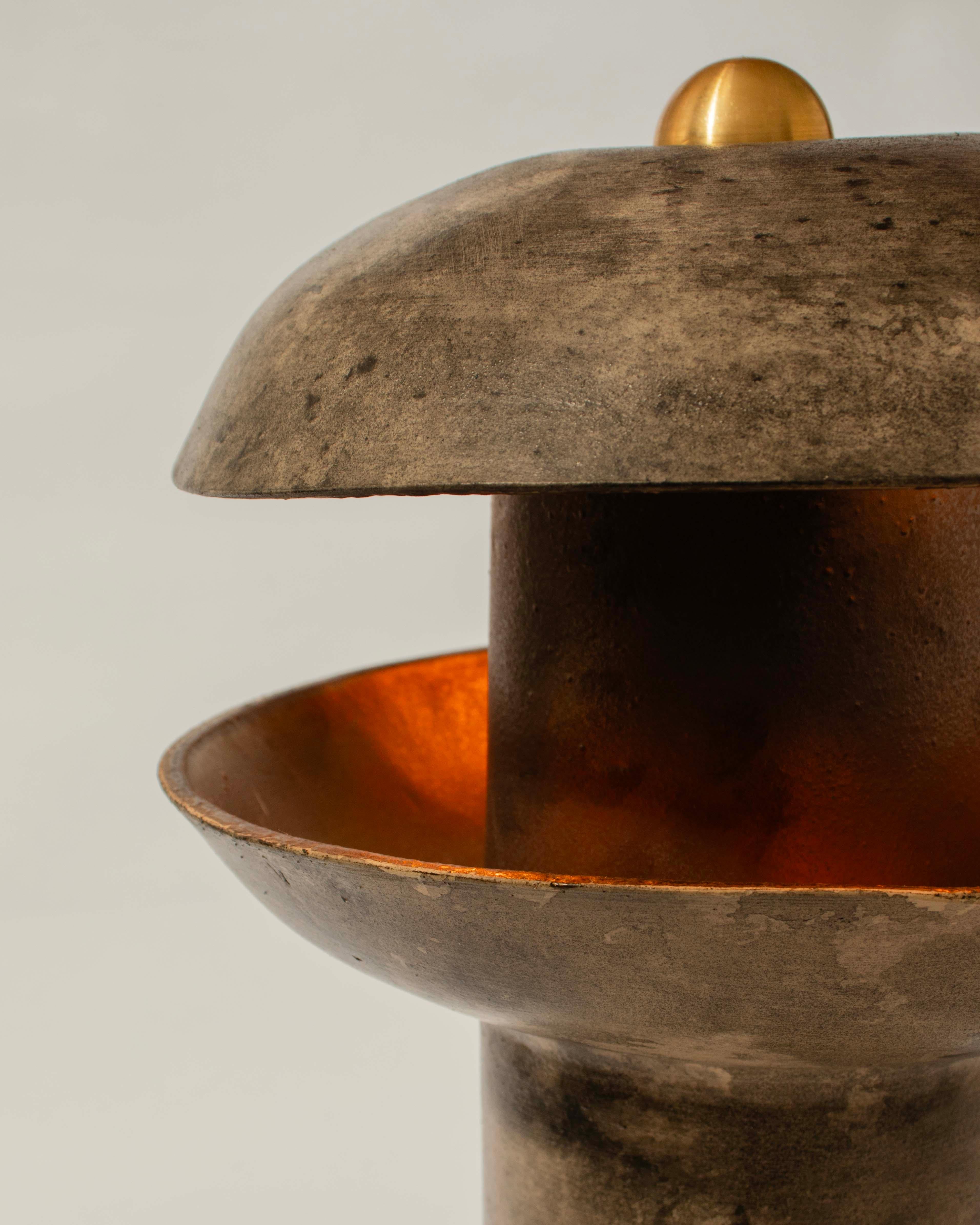 Brutalismo Lampada da tavolo in ceramica brutalista, fatta a mano, Hi-Hat Lamp di Streicher Goods in vendita