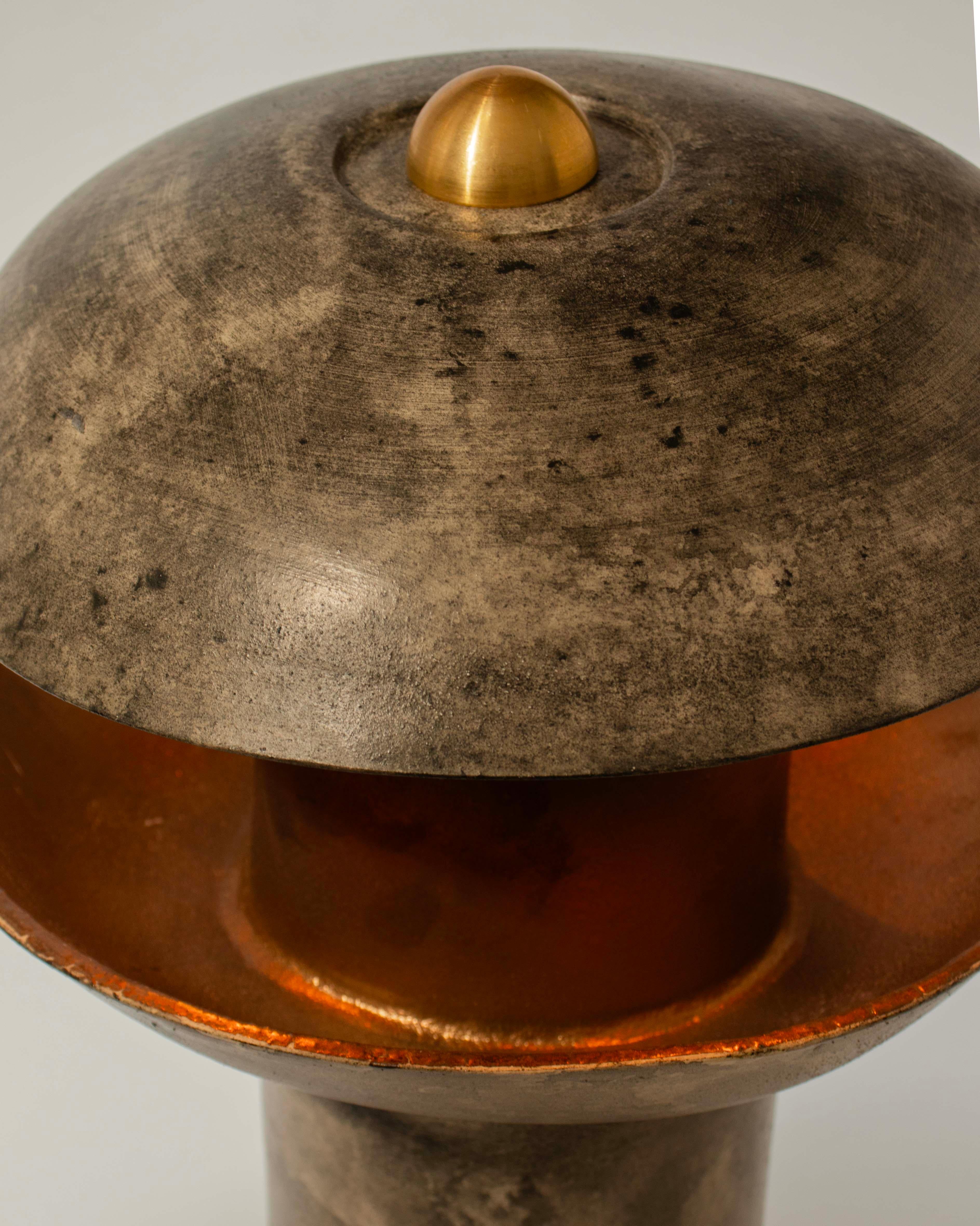 Americano Lampada da tavolo in ceramica brutalista, fatta a mano, Hi-Hat Lamp di Streicher Goods in vendita