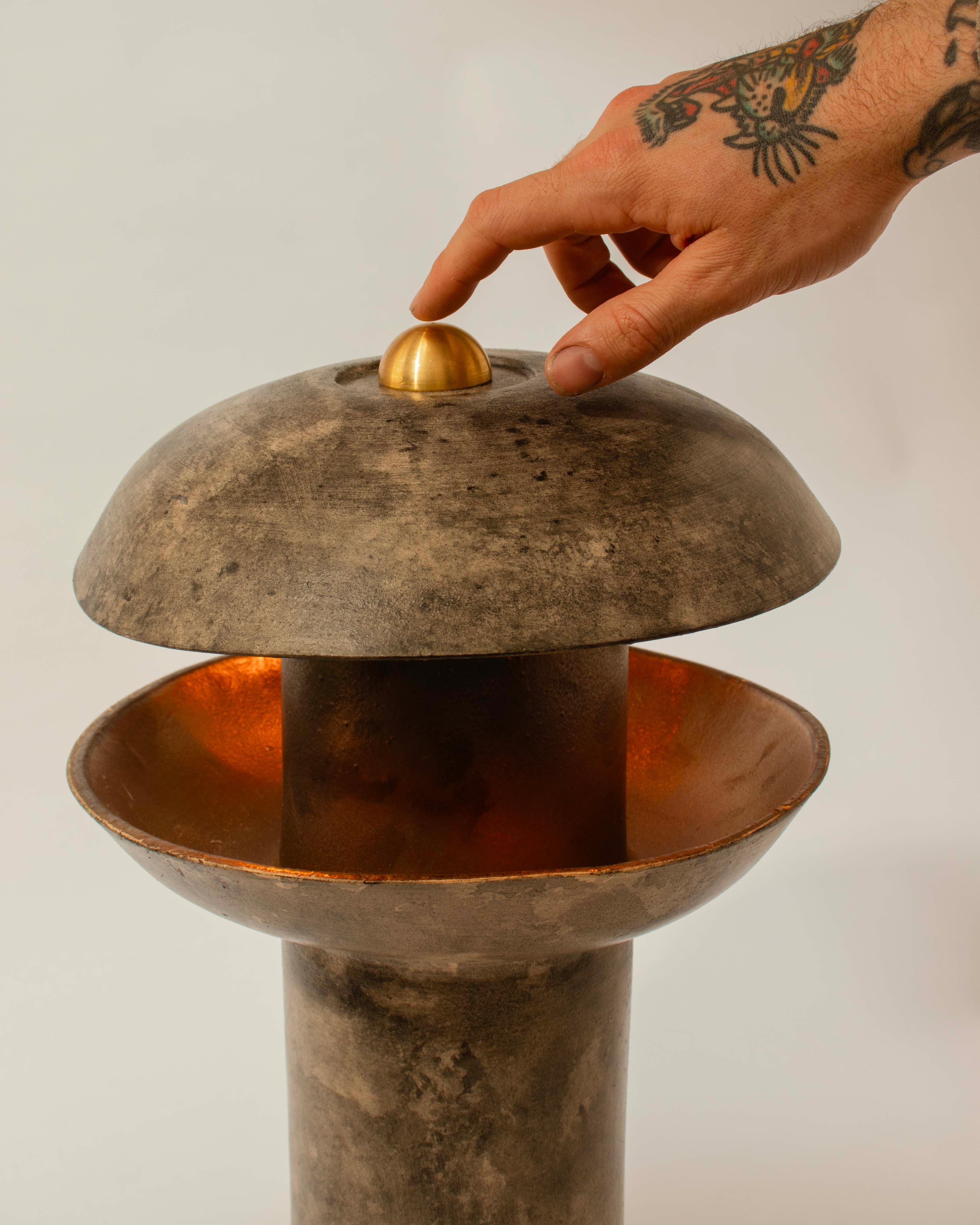 Smaltato Lampada da tavolo in ceramica brutalista, fatta a mano, Hi-Hat Lamp di Streicher Goods in vendita
