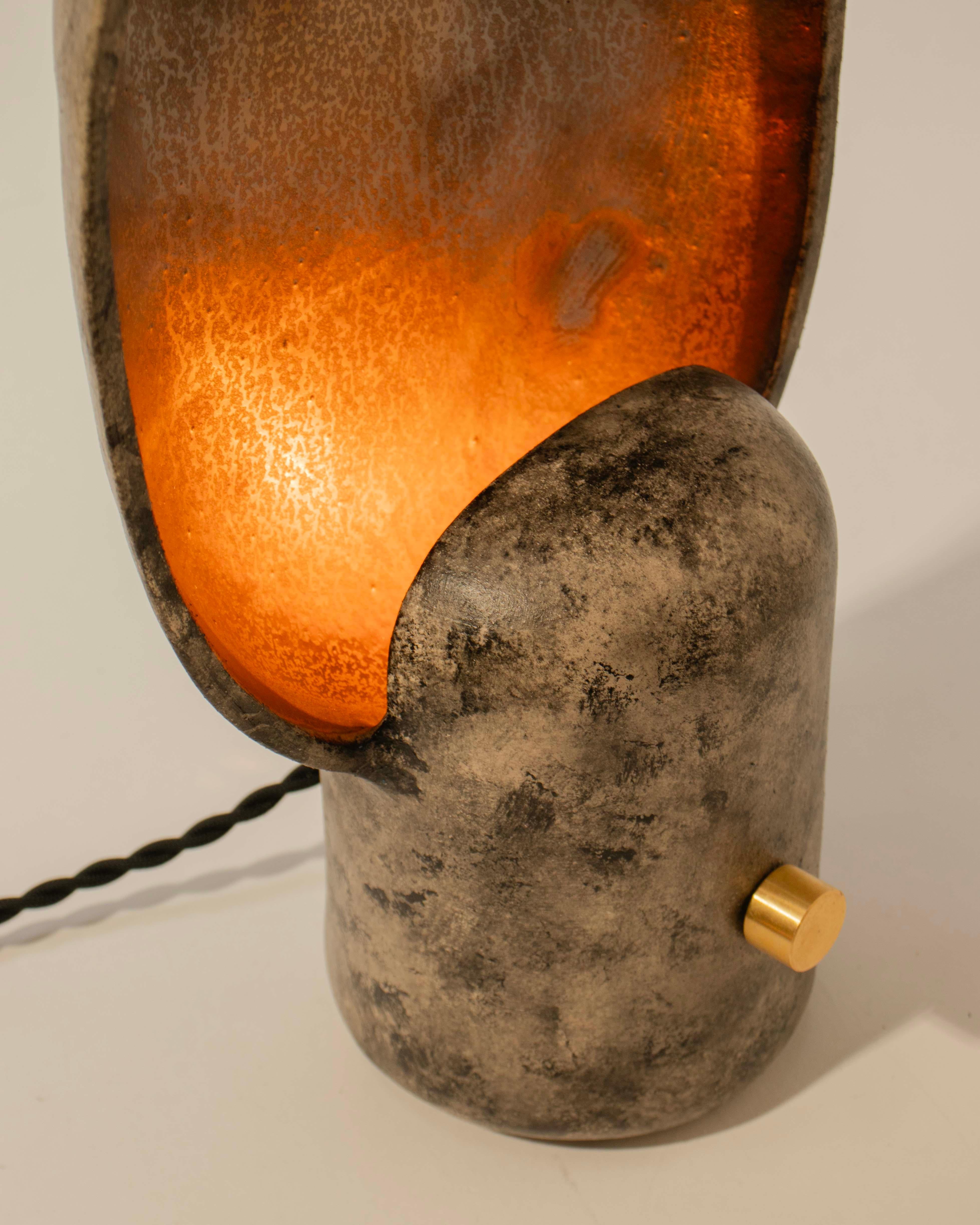 Brutalisme Lampe de table brutaliste, fabriquée à la main, lampe àdle par Streicher Goods en vente