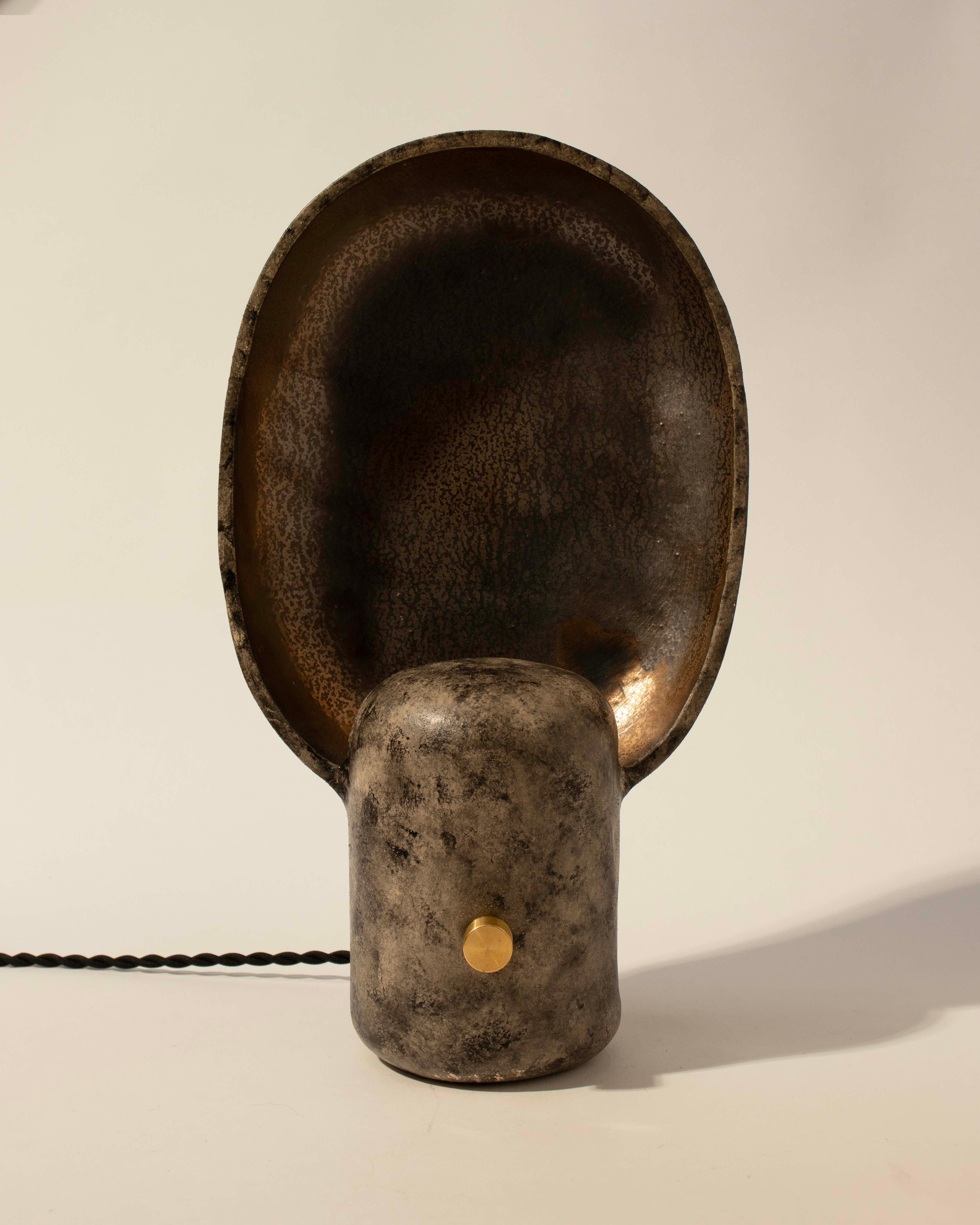 Vernissé Lampe de table brutaliste, fabriquée à la main, lampe àdle par Streicher Goods en vente