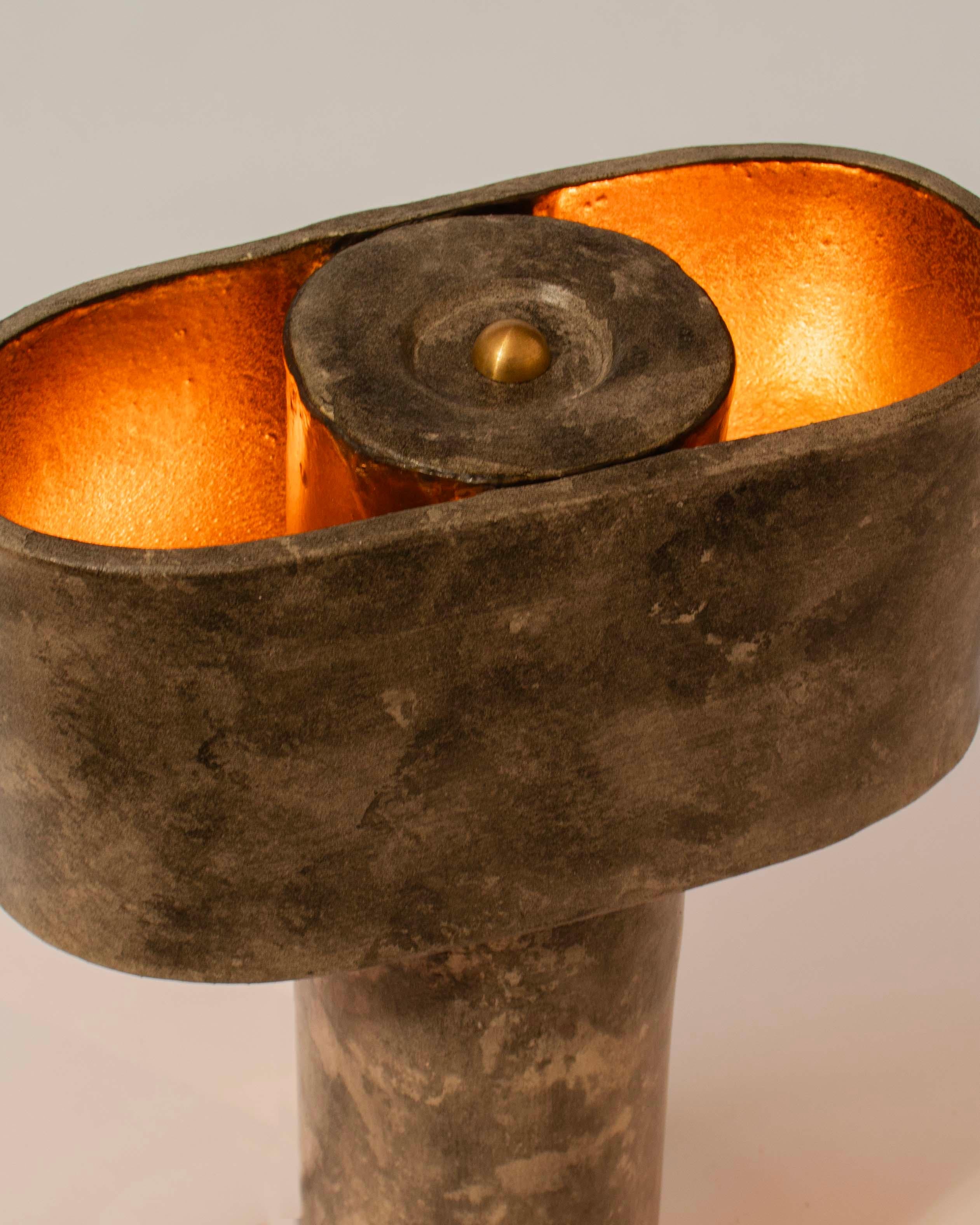 Brutalisme Lampe de table brutaliste, faite à la main, avec plateau en T par Streicher Goods en vente