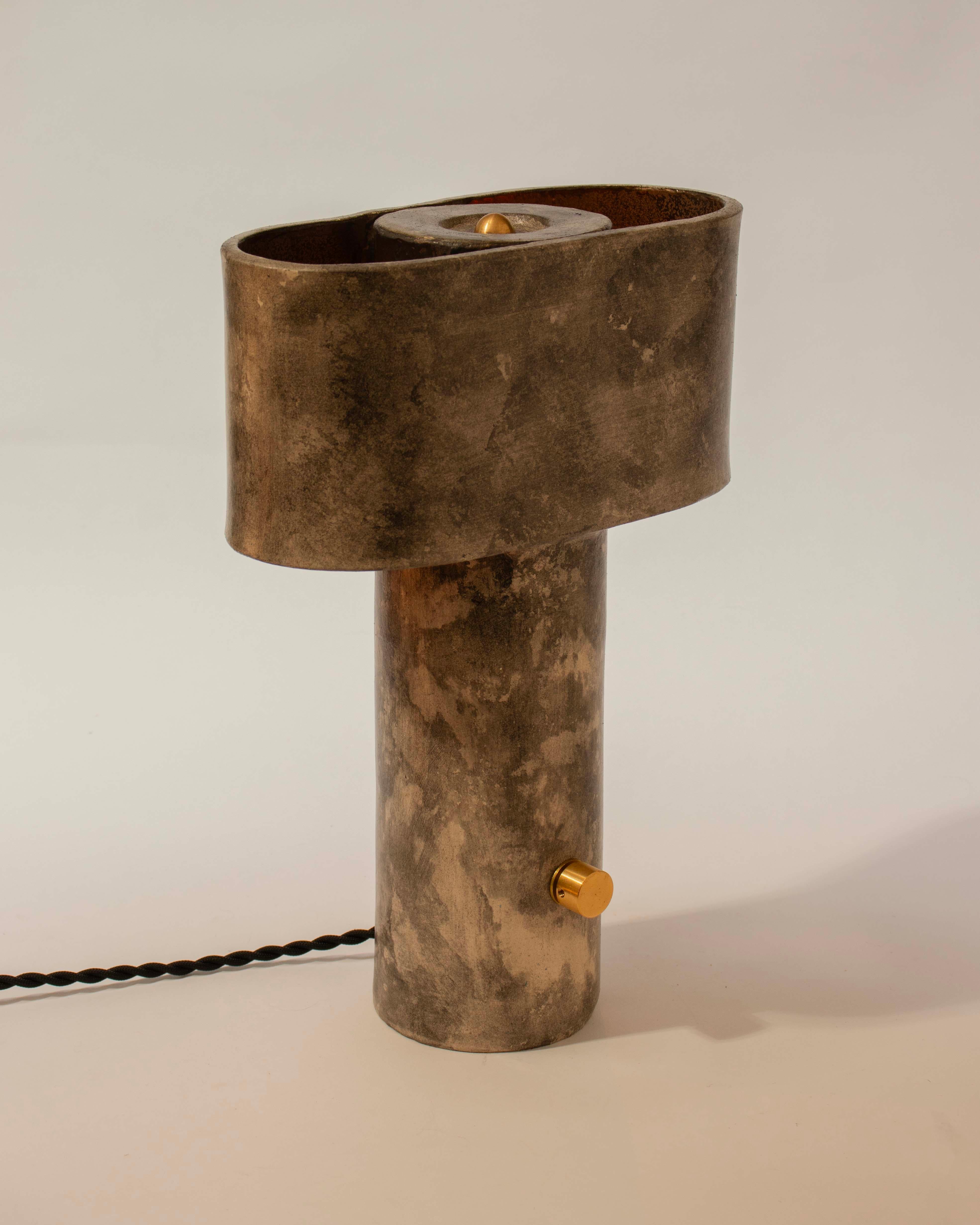 Américain Lampe de table brutaliste, faite à la main, avec plateau en T par Streicher Goods en vente