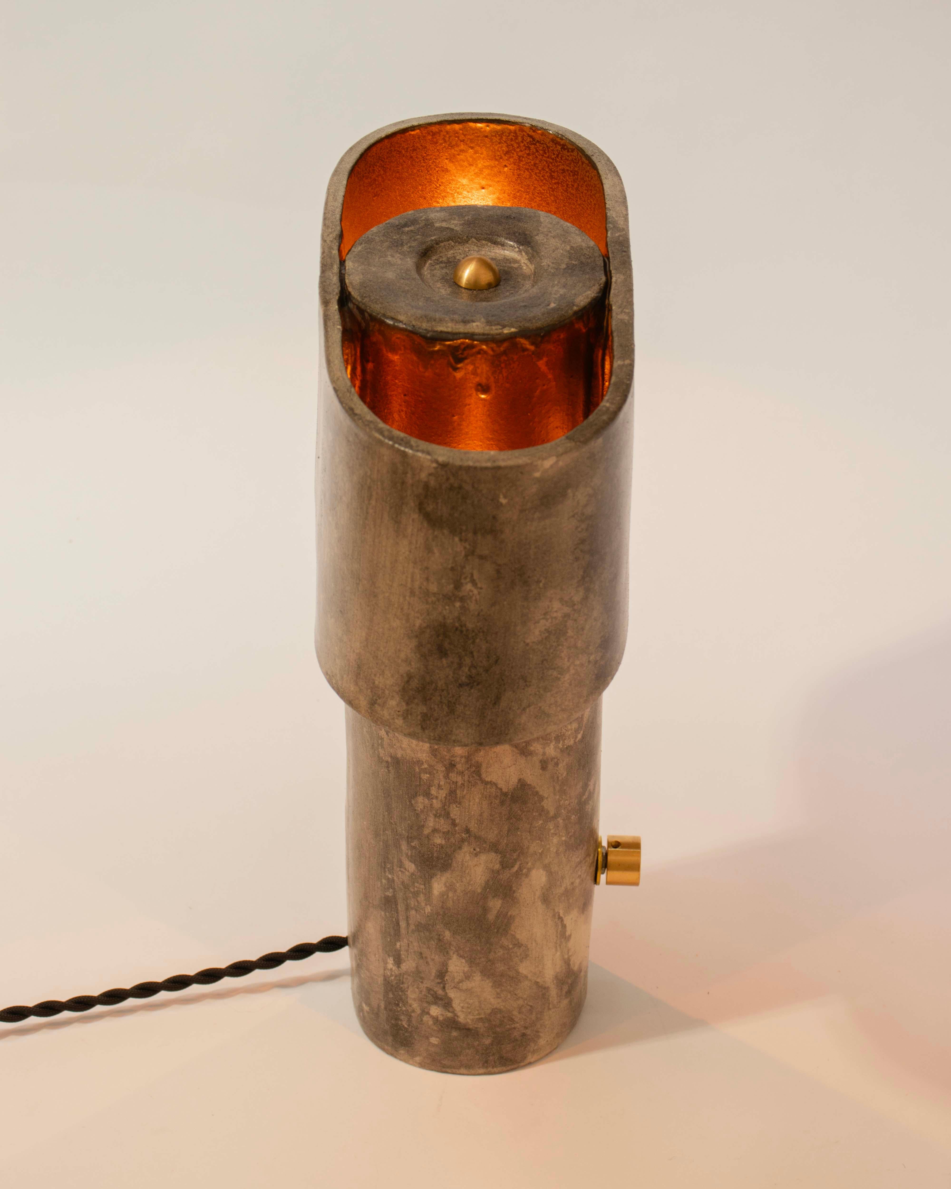 Verni Lampe de table brutaliste, faite à la main, avec plateau en T par Streicher Goods en vente
