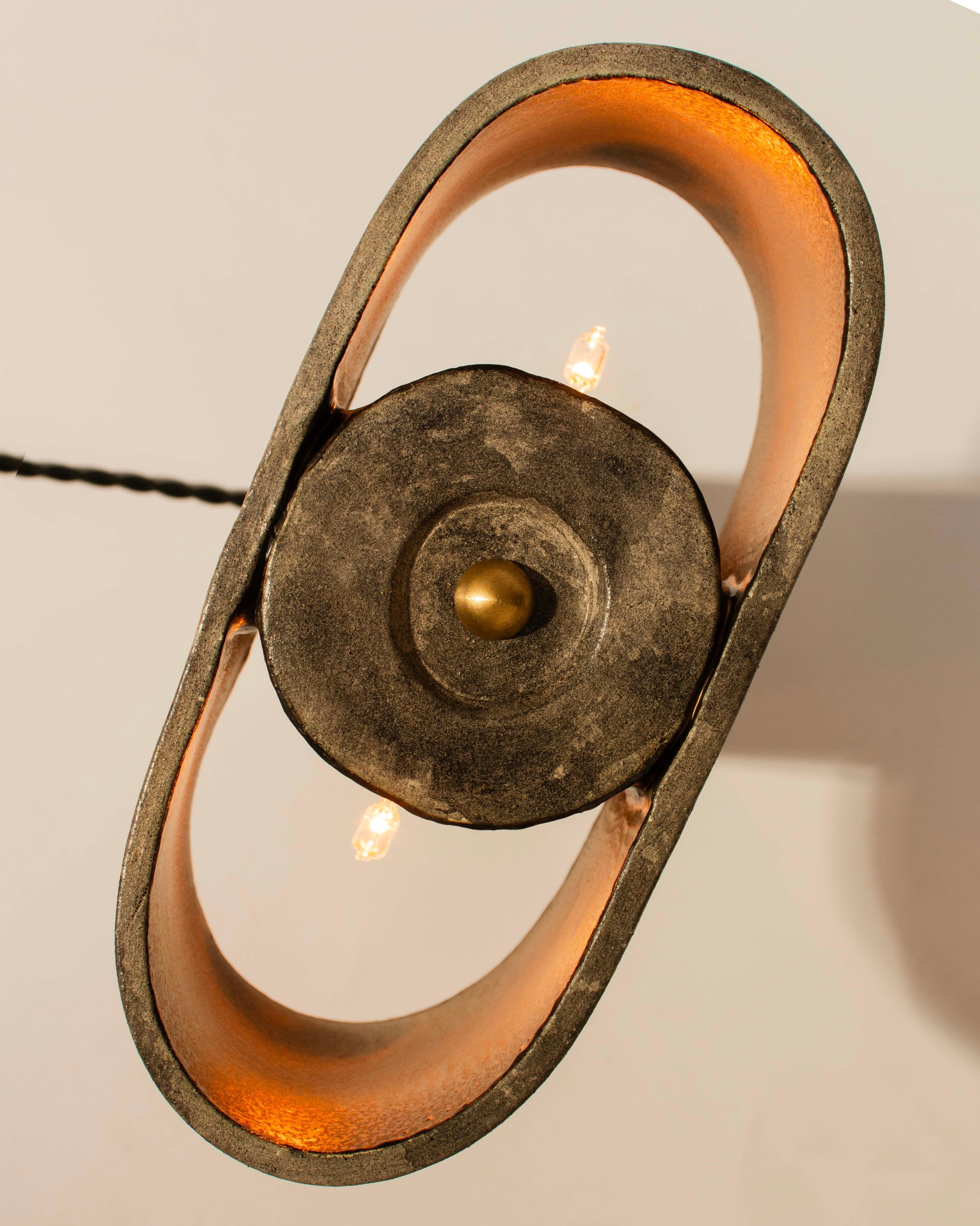 Lampe de table brutaliste, faite à la main, avec plateau en T par Streicher Goods Neuf - En vente à Brooklyn, NY