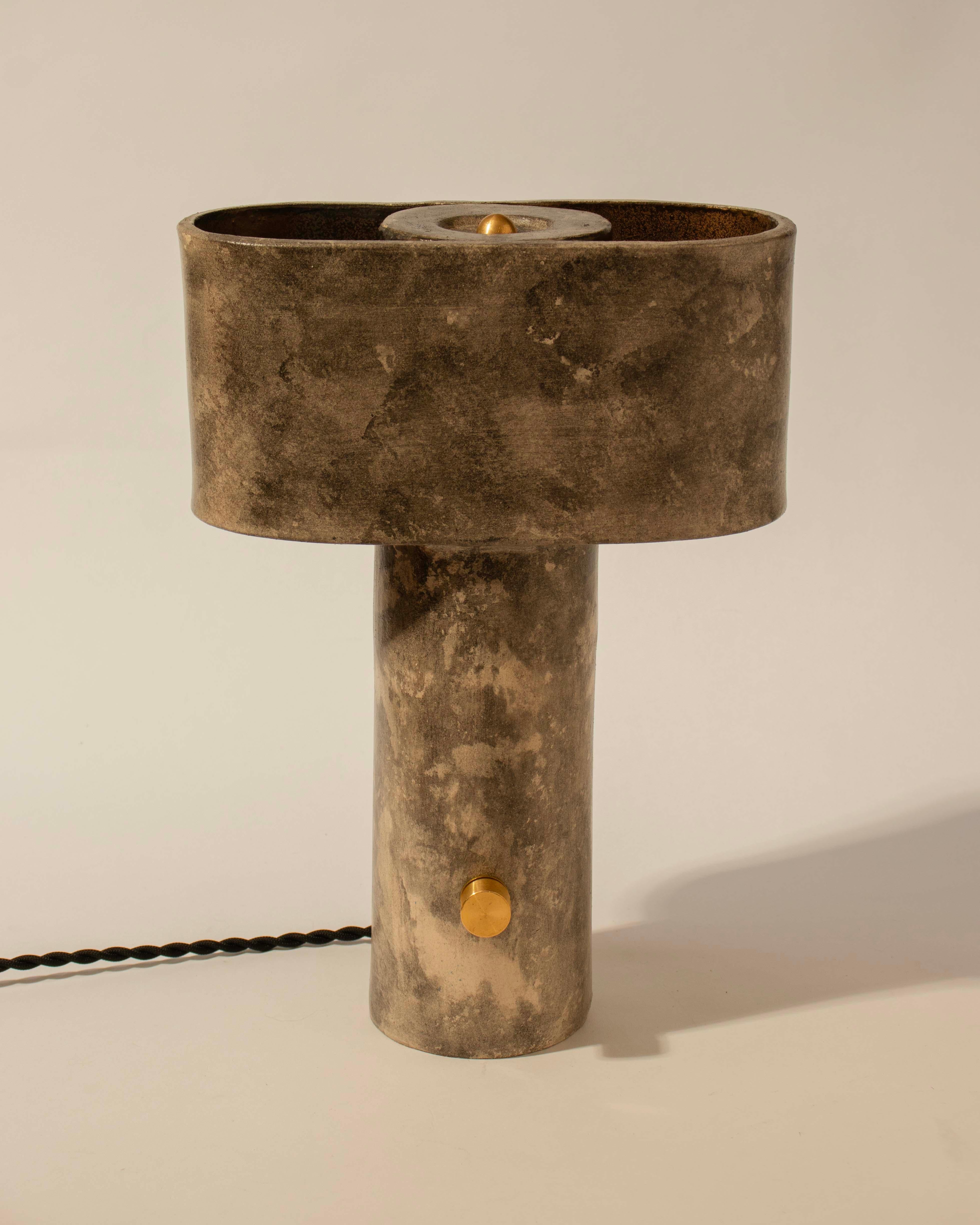 XXIe siècle et contemporain Lampe de table brutaliste, faite à la main, avec plateau en T par Streicher Goods en vente