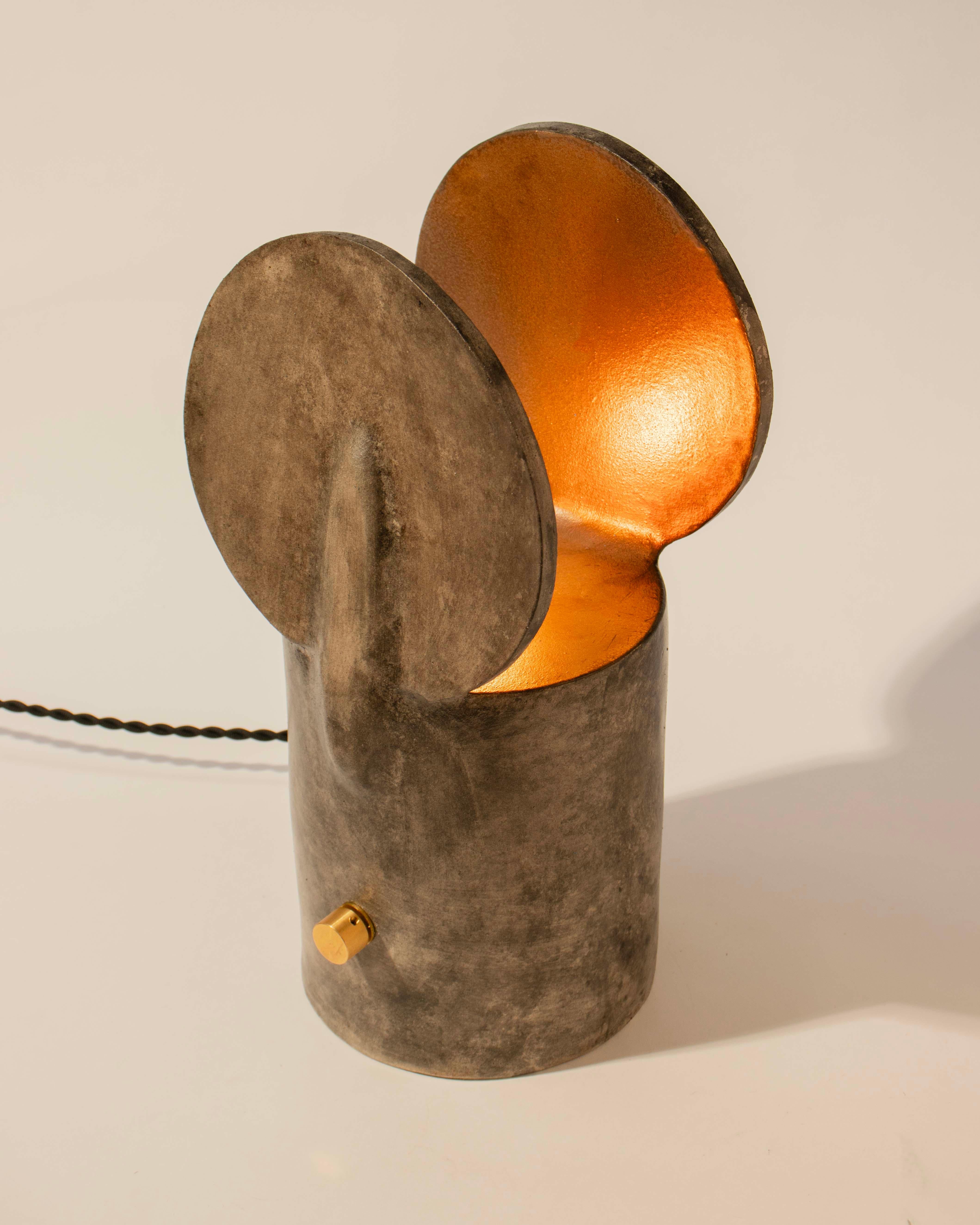 Brutalismo Lampada da tavolo in ceramica brutalista, fatta a mano, Winglet Lamp di Streicher Goods in vendita